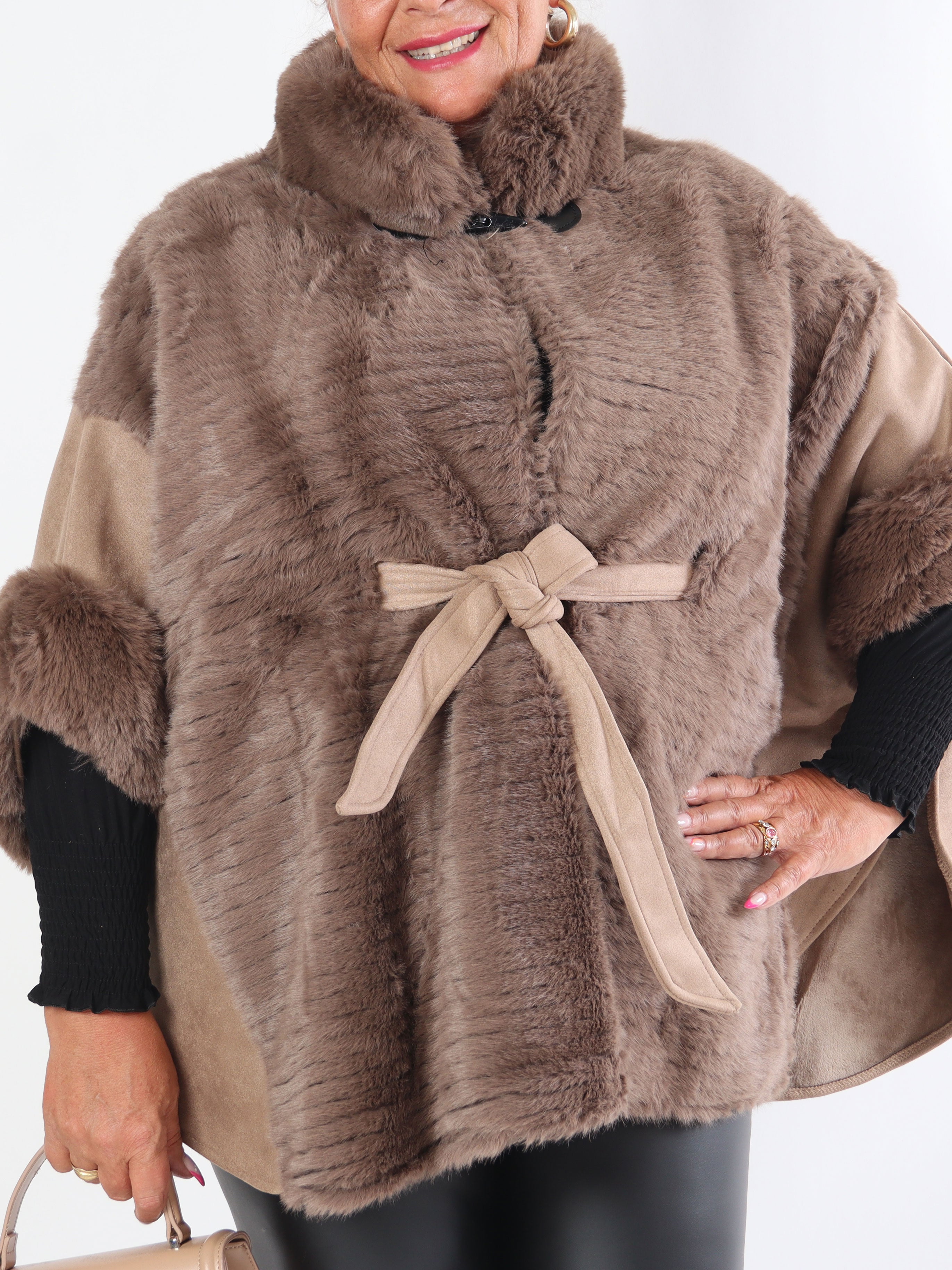 Cloud - Plus size poncho med faux fur