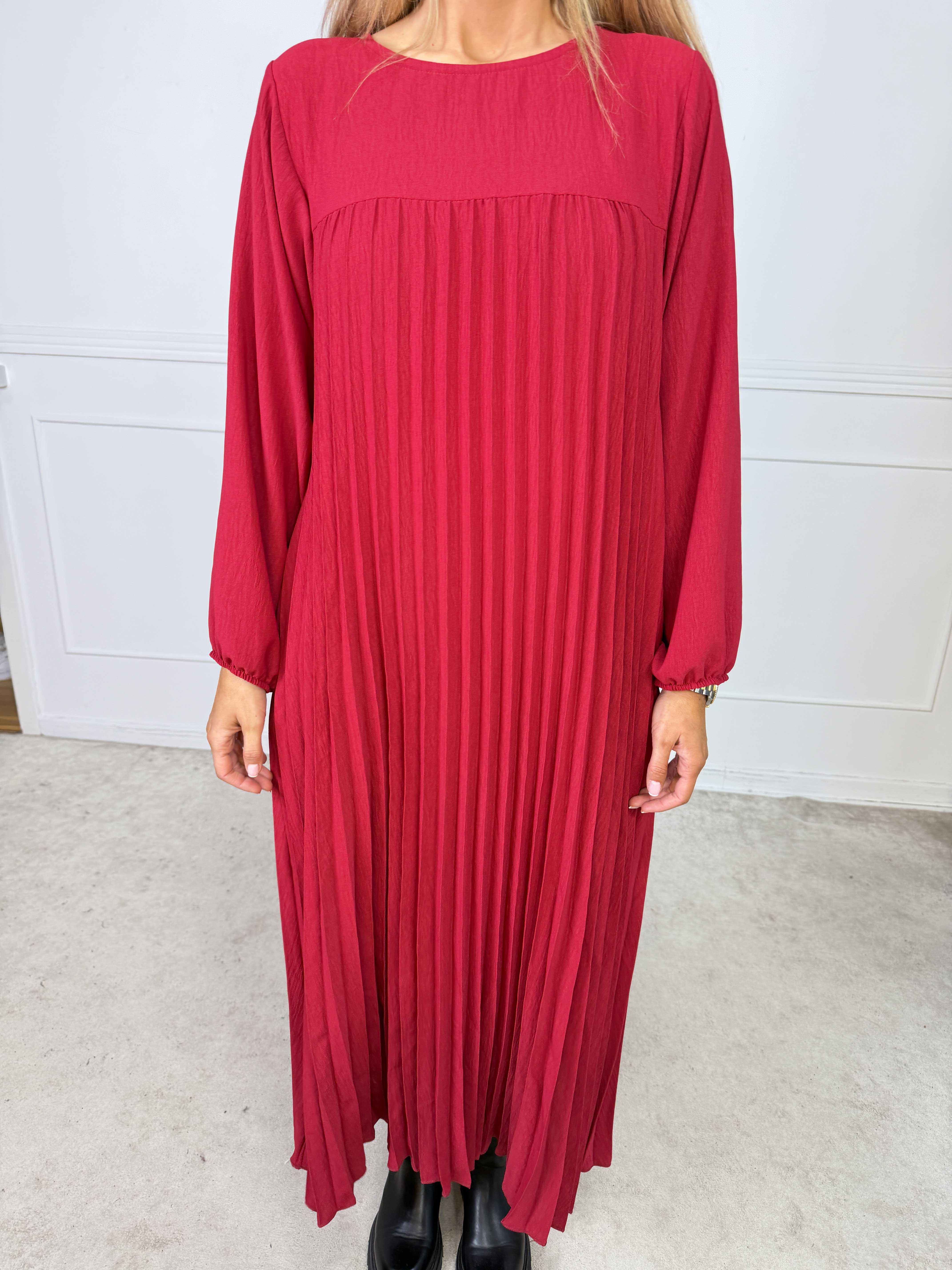 Nancy Long Sleeve - Lang plus size kjole med plisseringer og lommer