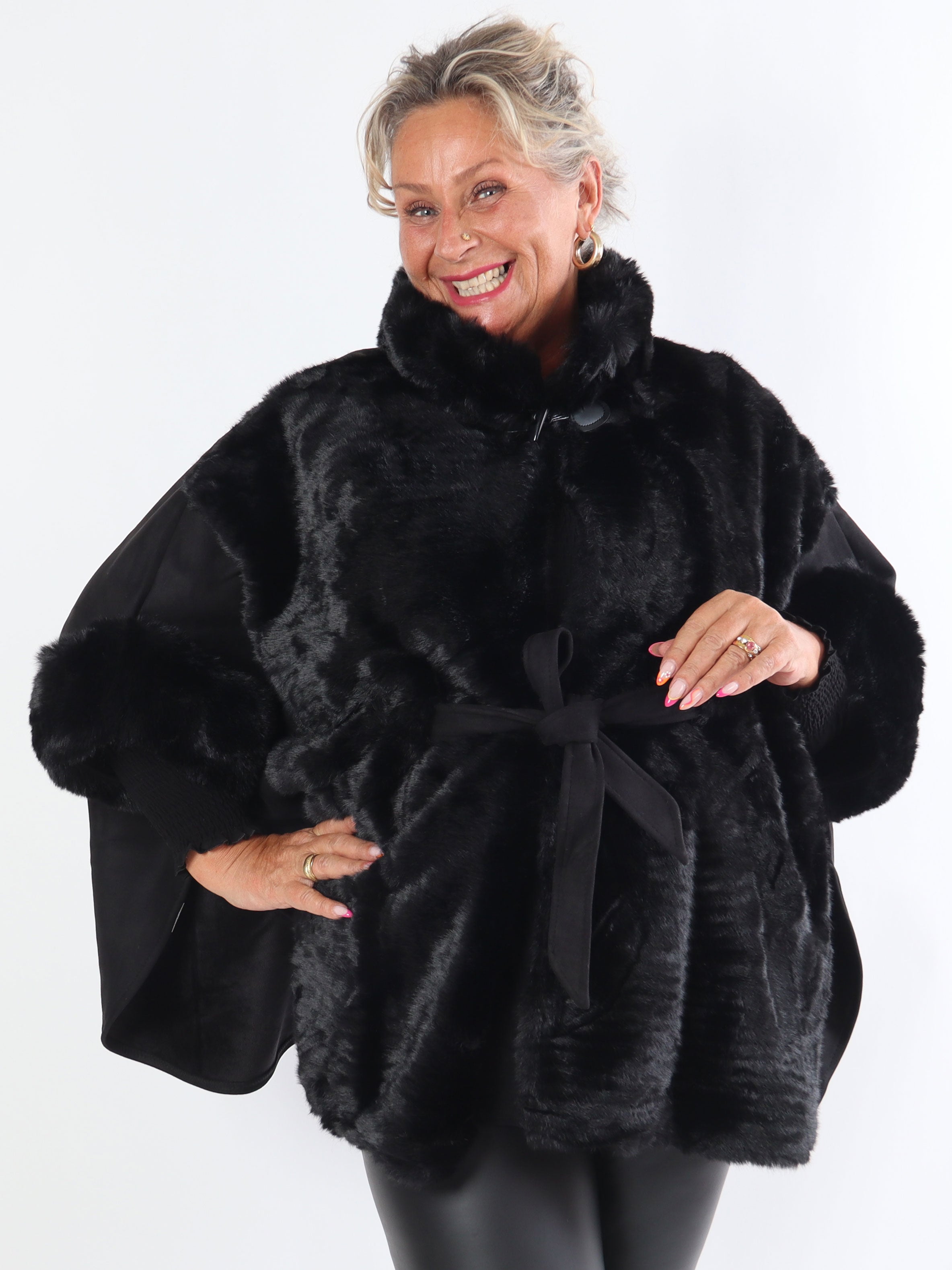 Cloud - Plus size poncho med faux fur