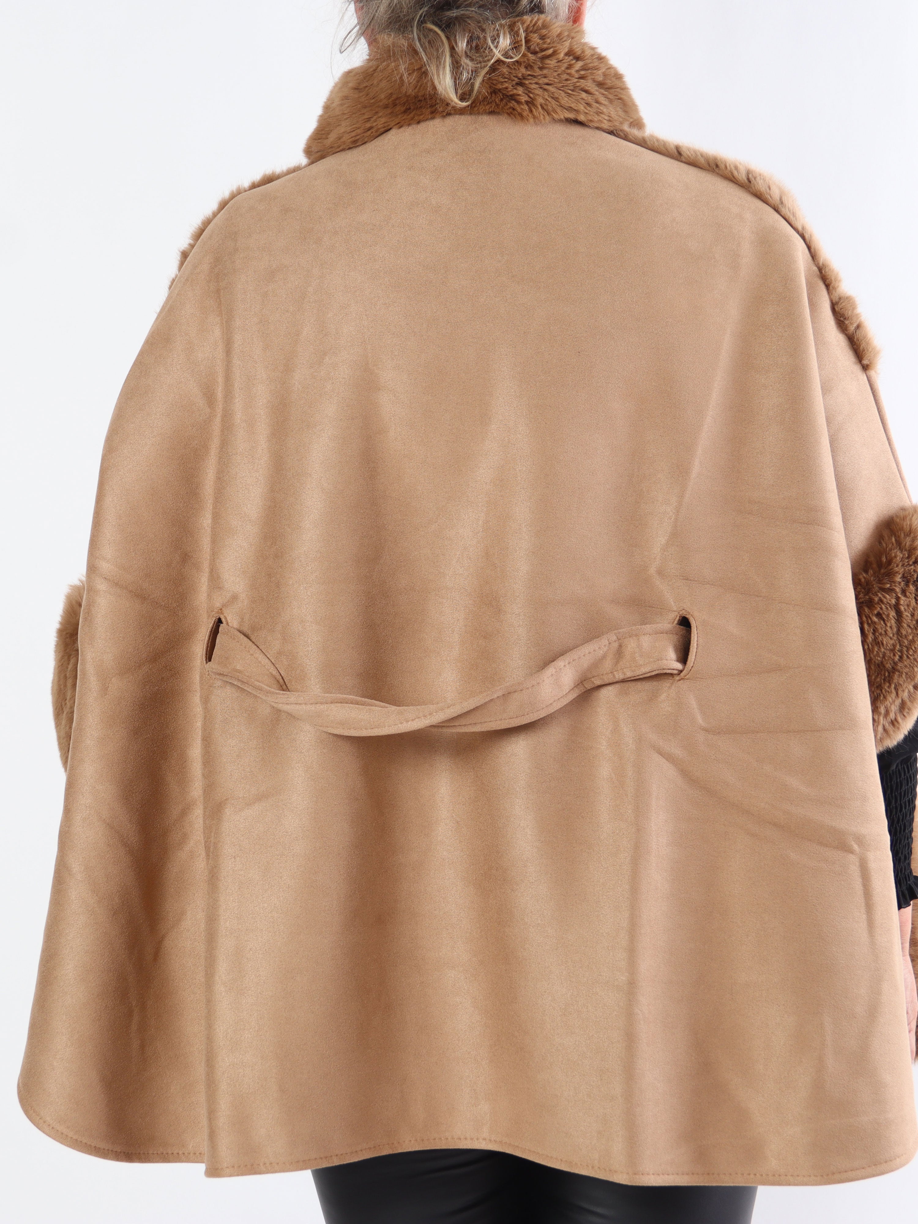 Cloud - Plus size poncho med faux fur