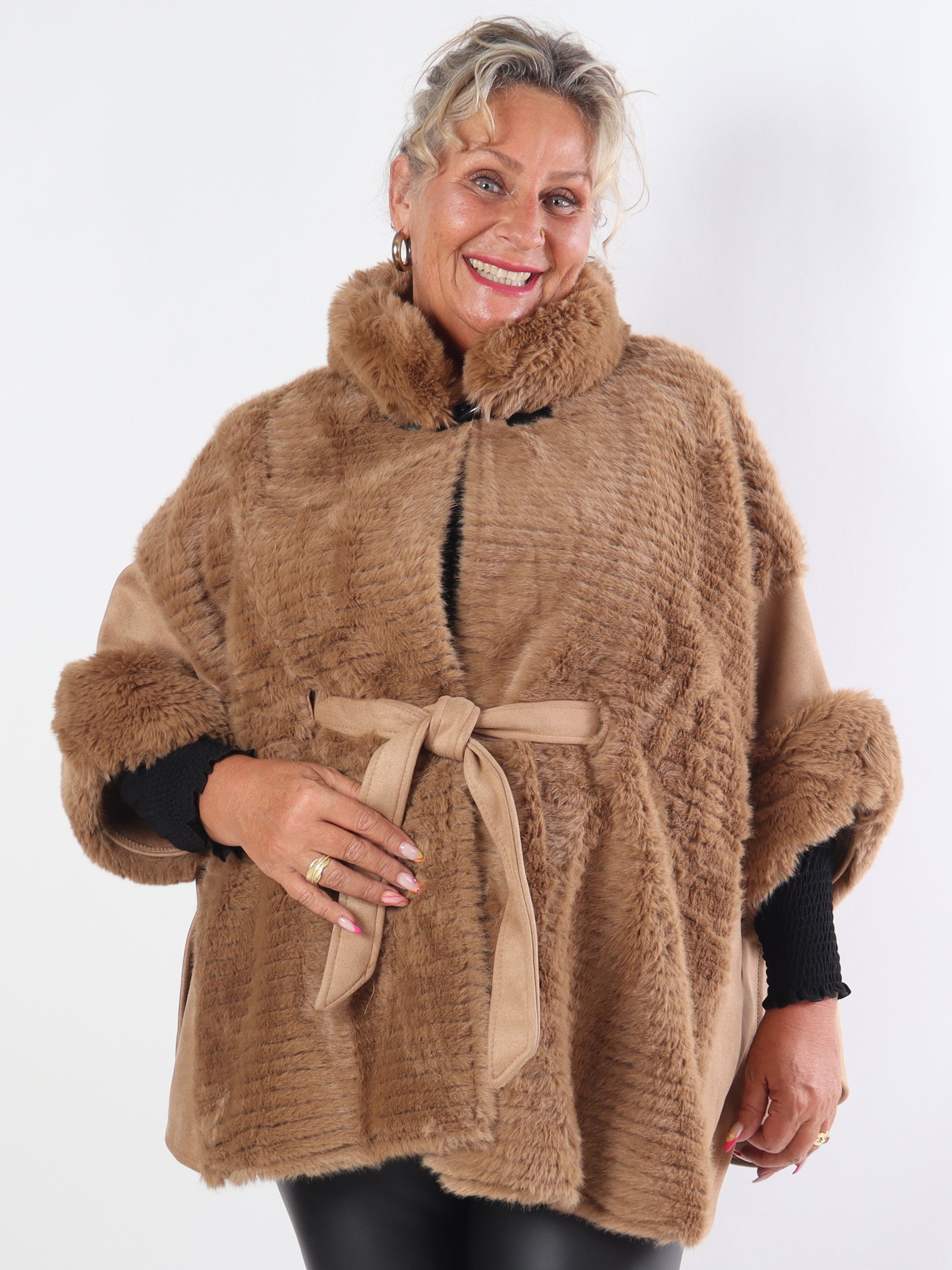 Cloud - Plus size poncho med faux fur