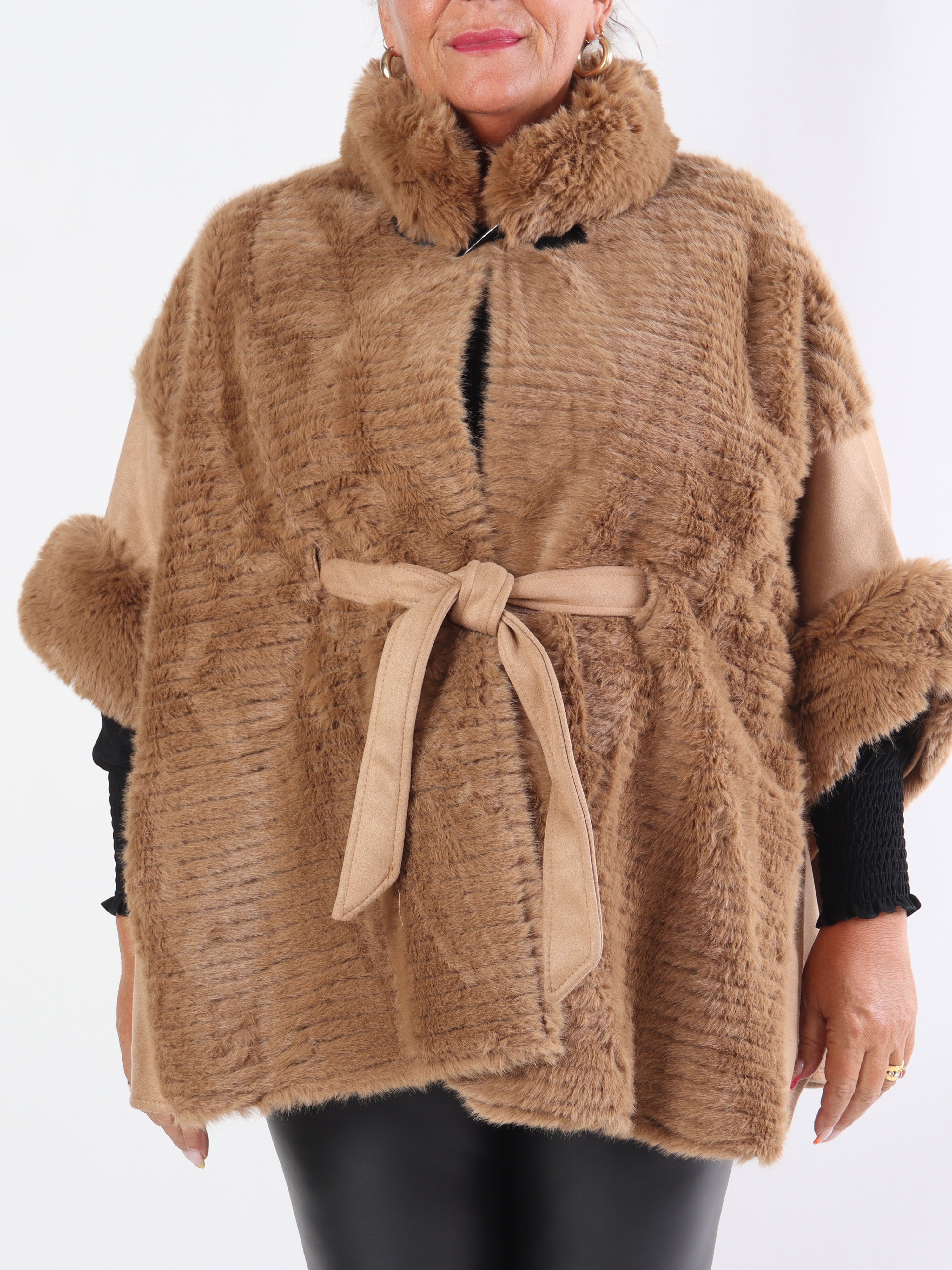Cloud - Plus size poncho med faux fur