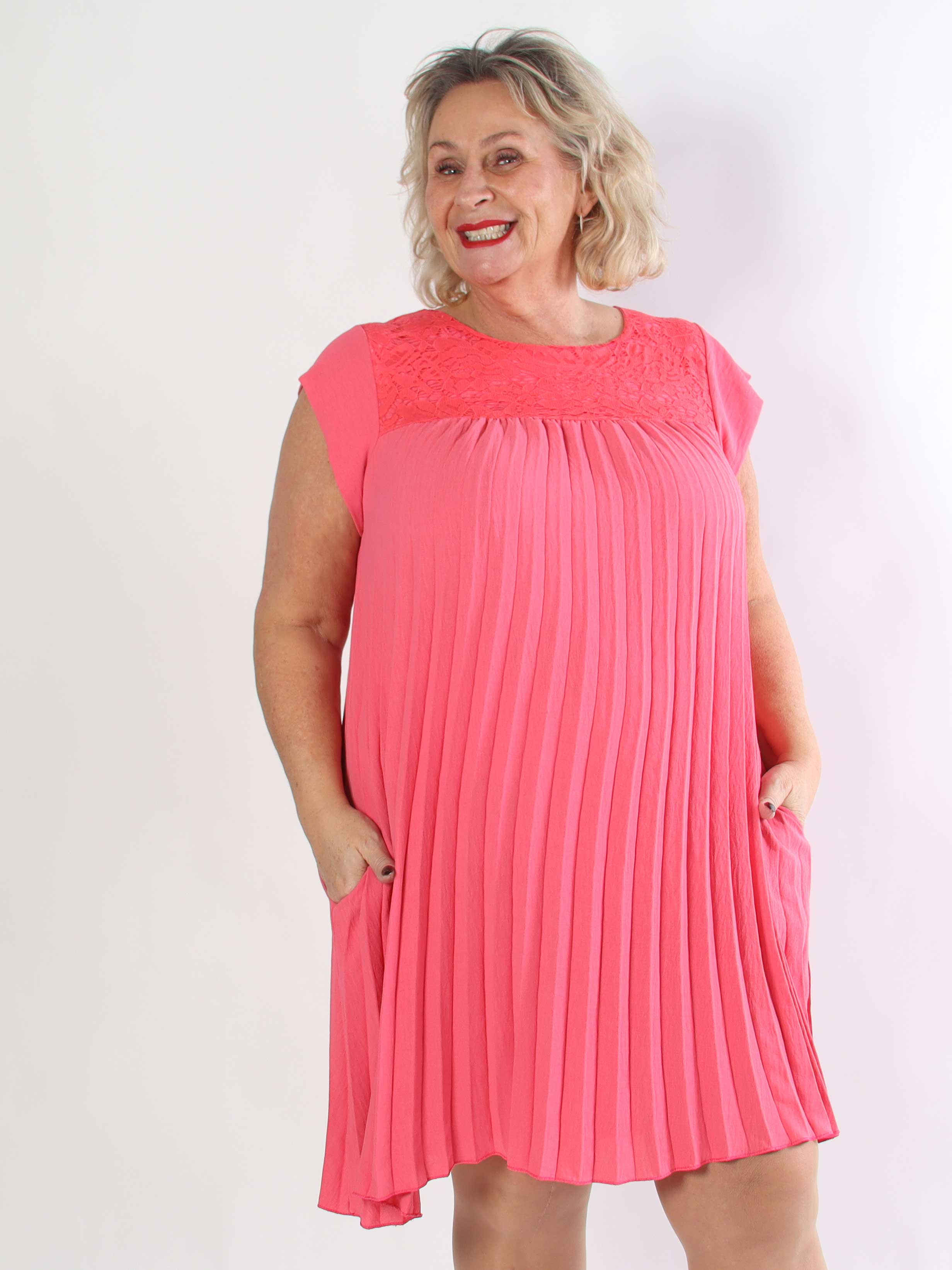 Nancy Lace Short - Plisseret plus size kjole med blonde og lommer