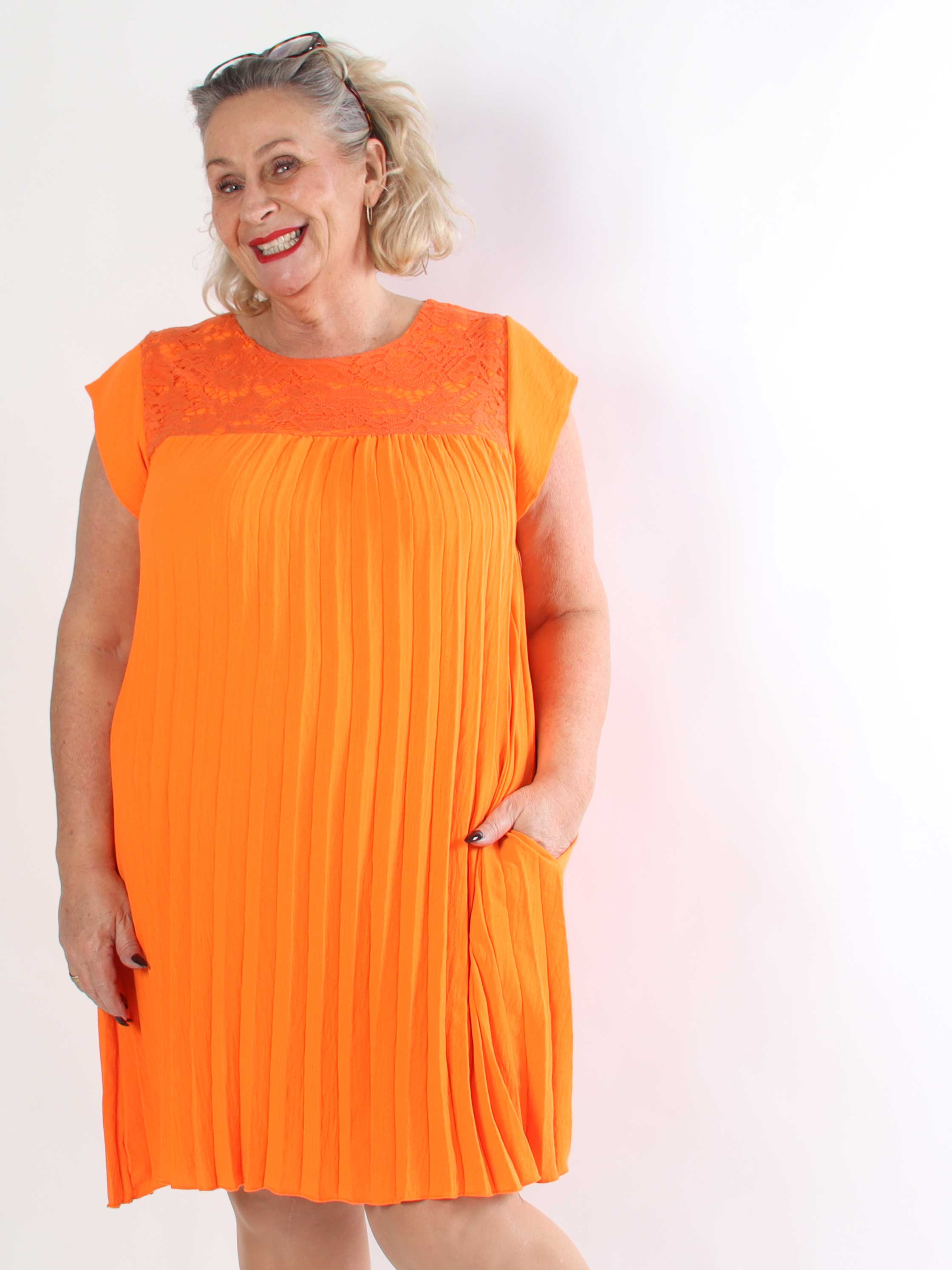 Nancy Lace Short - Plisseret plus size kjole med blonde og lommer