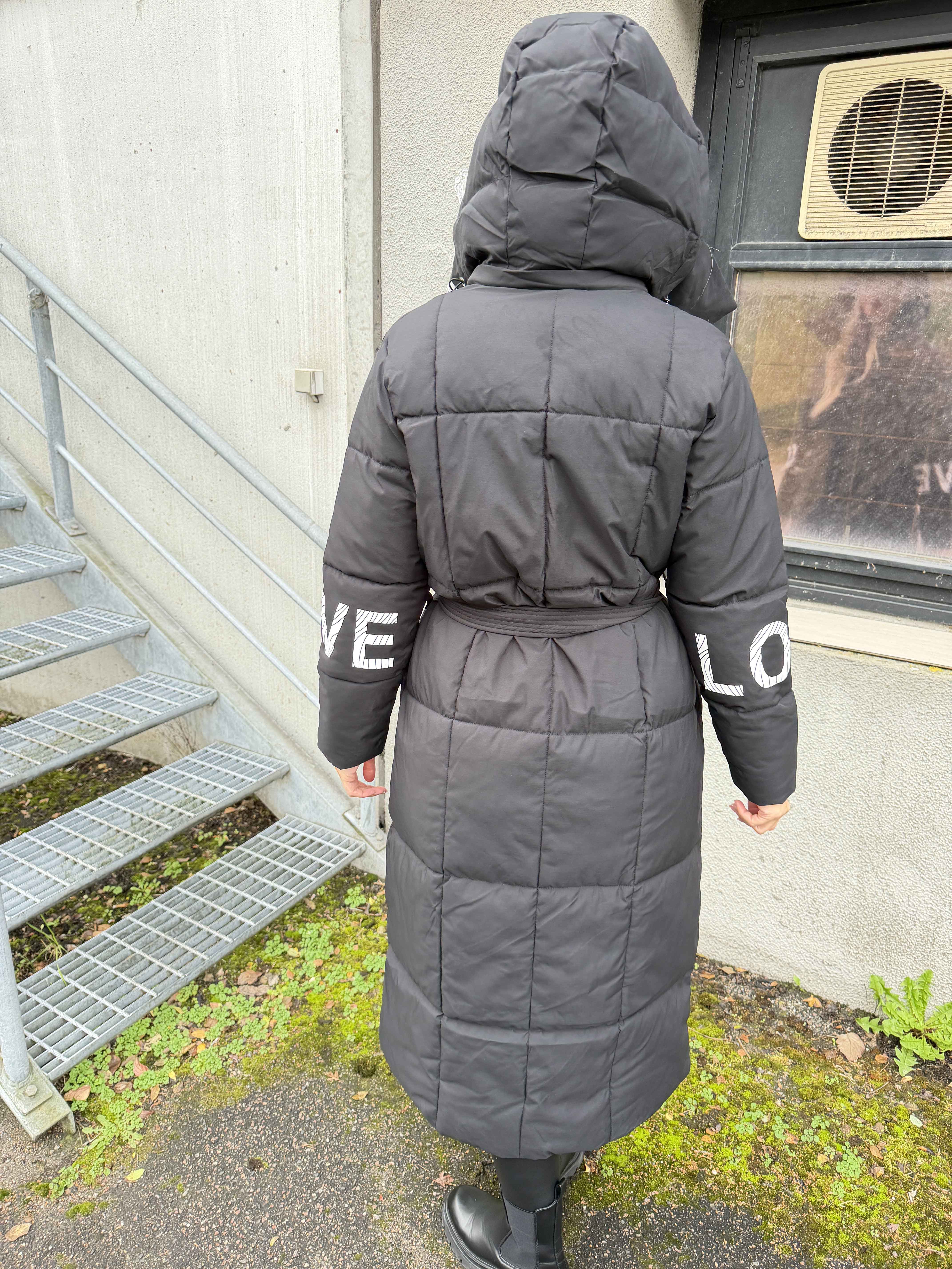 Snowie - Lang dynejakke med LOVE-detalje på ærmet og varm krave