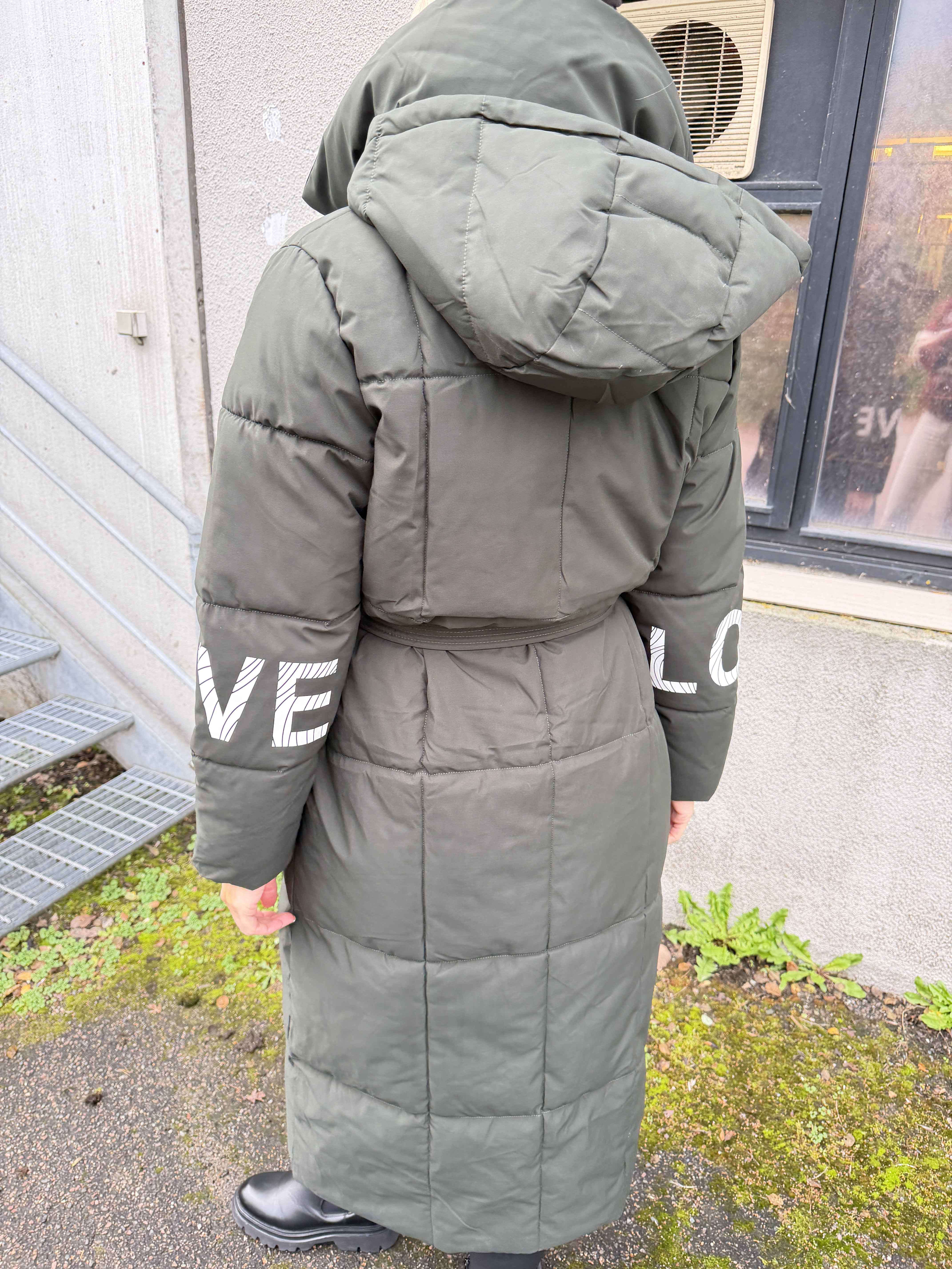 Snowie - Lang dynejakke med LOVE-detalje på ærmet og varm krave