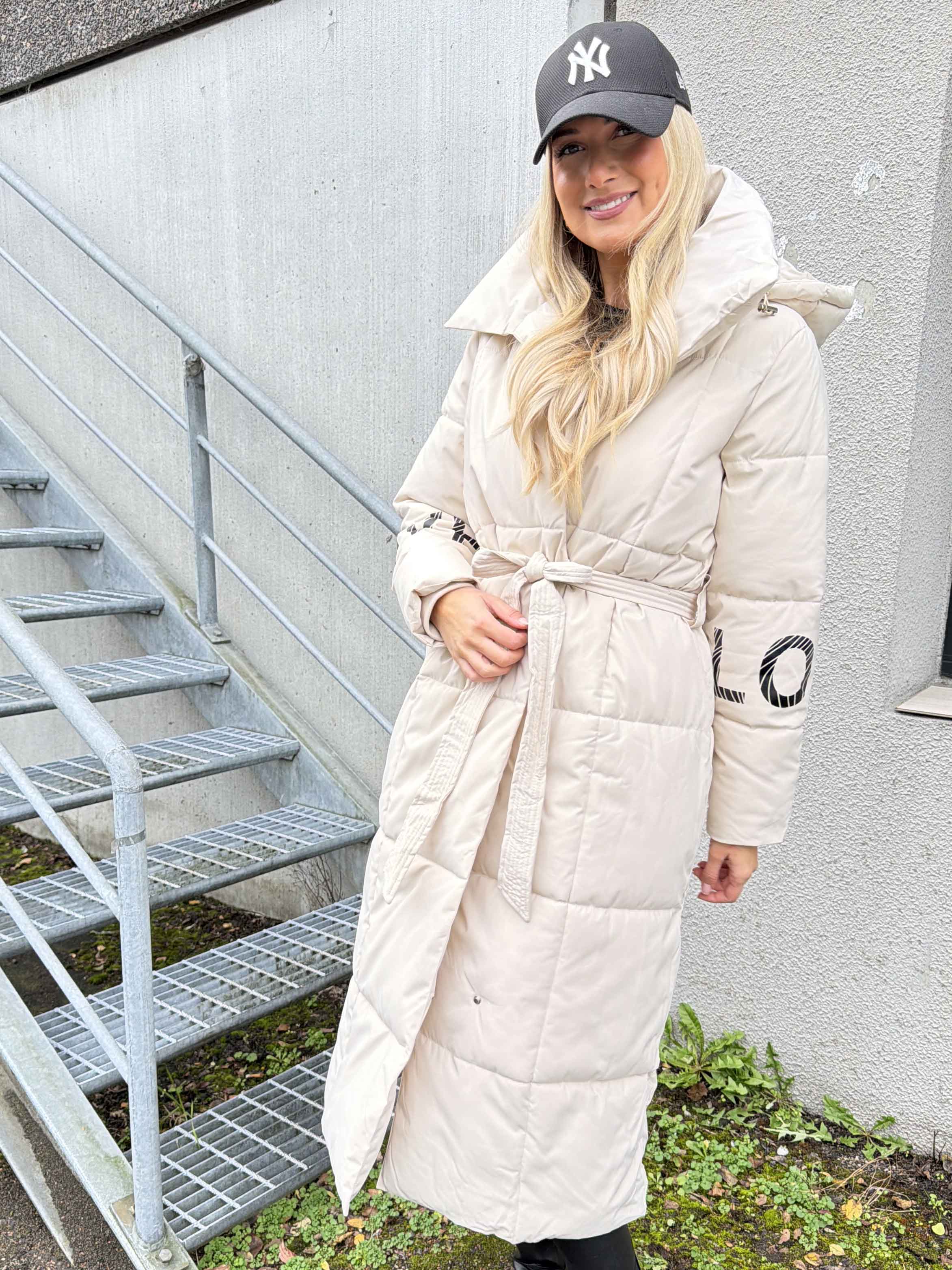 Snowie - Lang dynejakke med LOVE-detalje på ærmet og varm krave