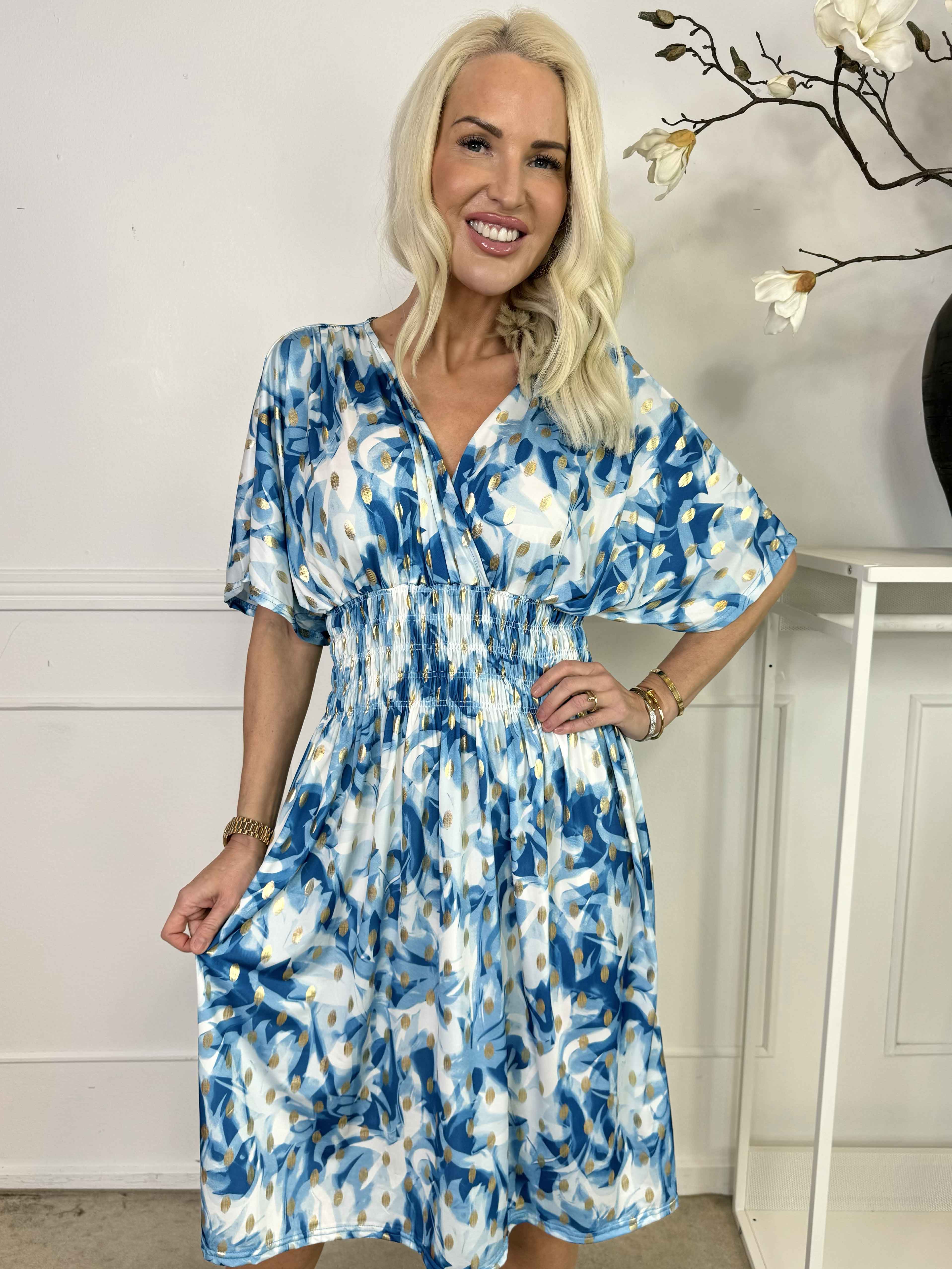 Pams Vacay Short - Mønstret elastisk kjole med smock i taljen