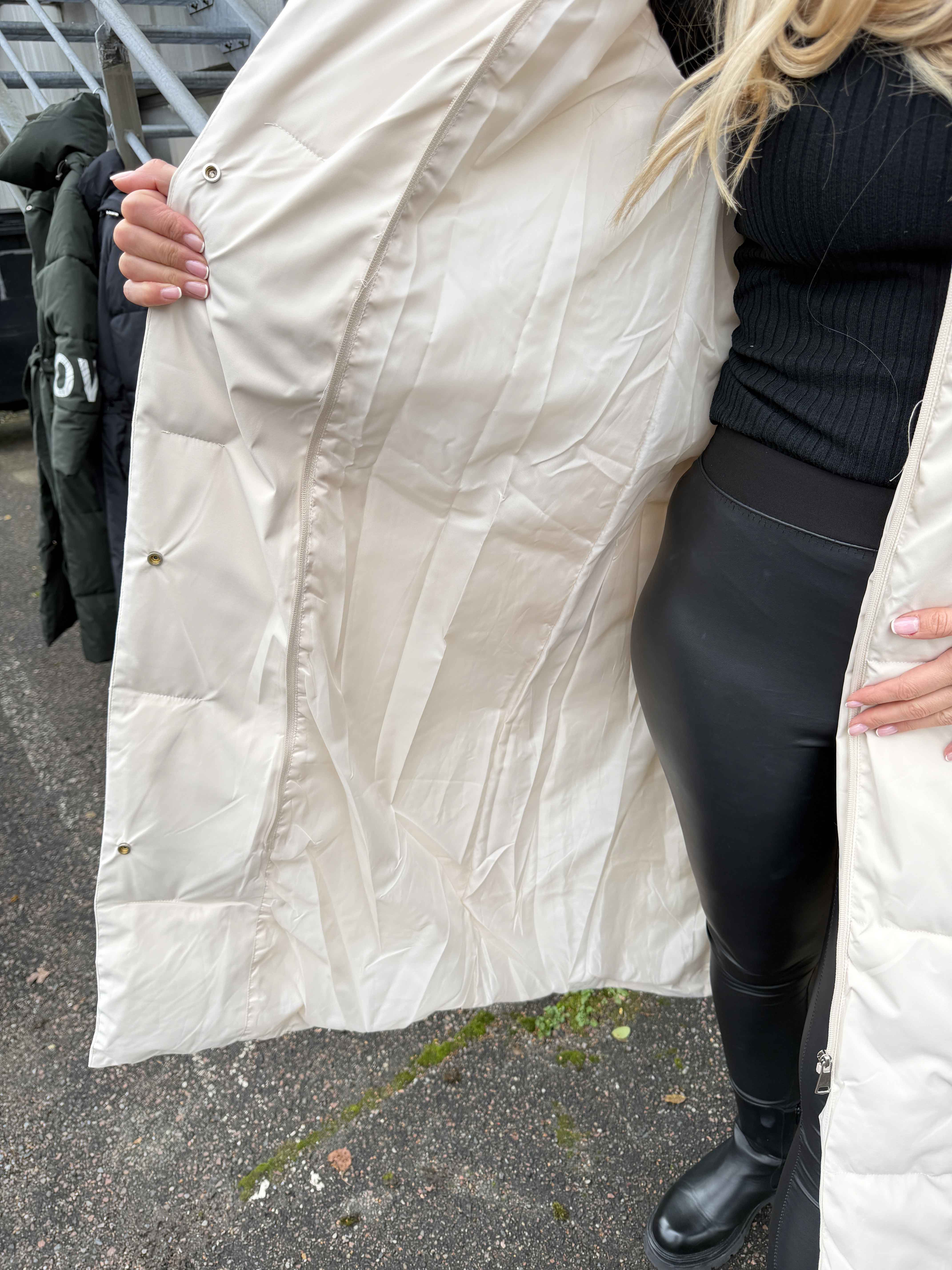 Snowie - Lang dynejakke med LOVE-detalje på ærmet og varm krave