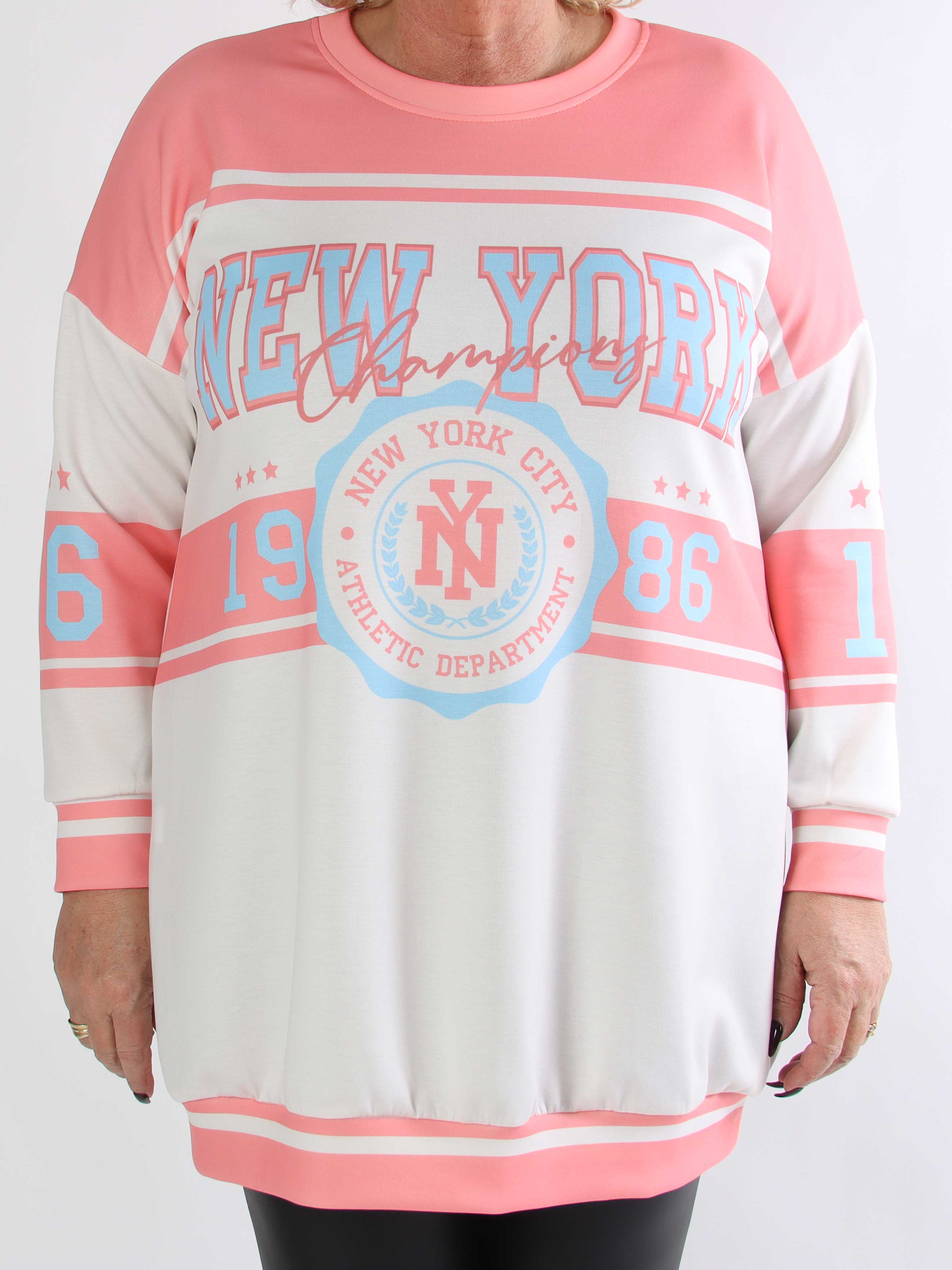 Rosaria - Plus size joggingkjole med New York stående på brystet