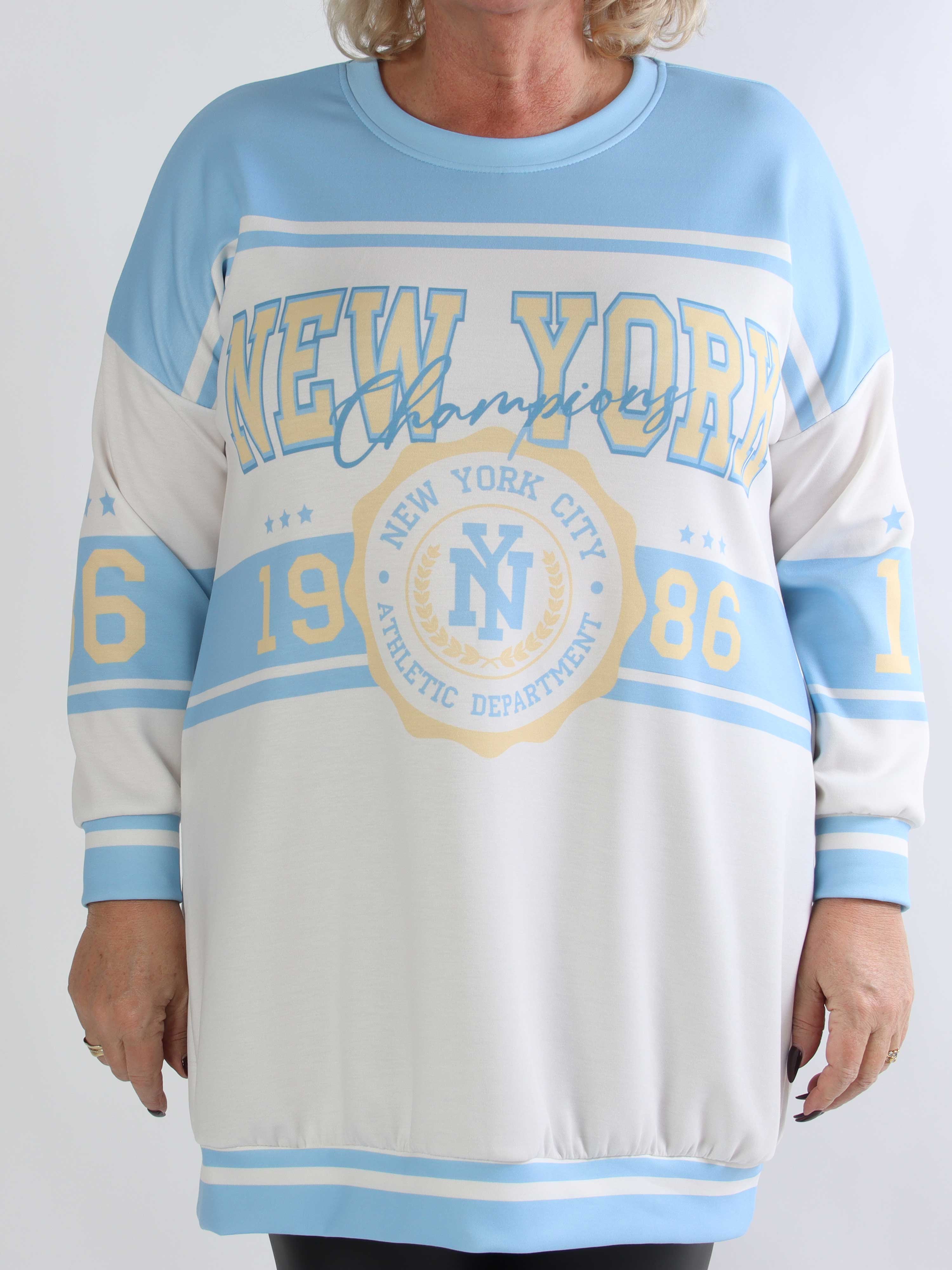 Rosaria - Plus size joggingkjole med New York stående på brystet