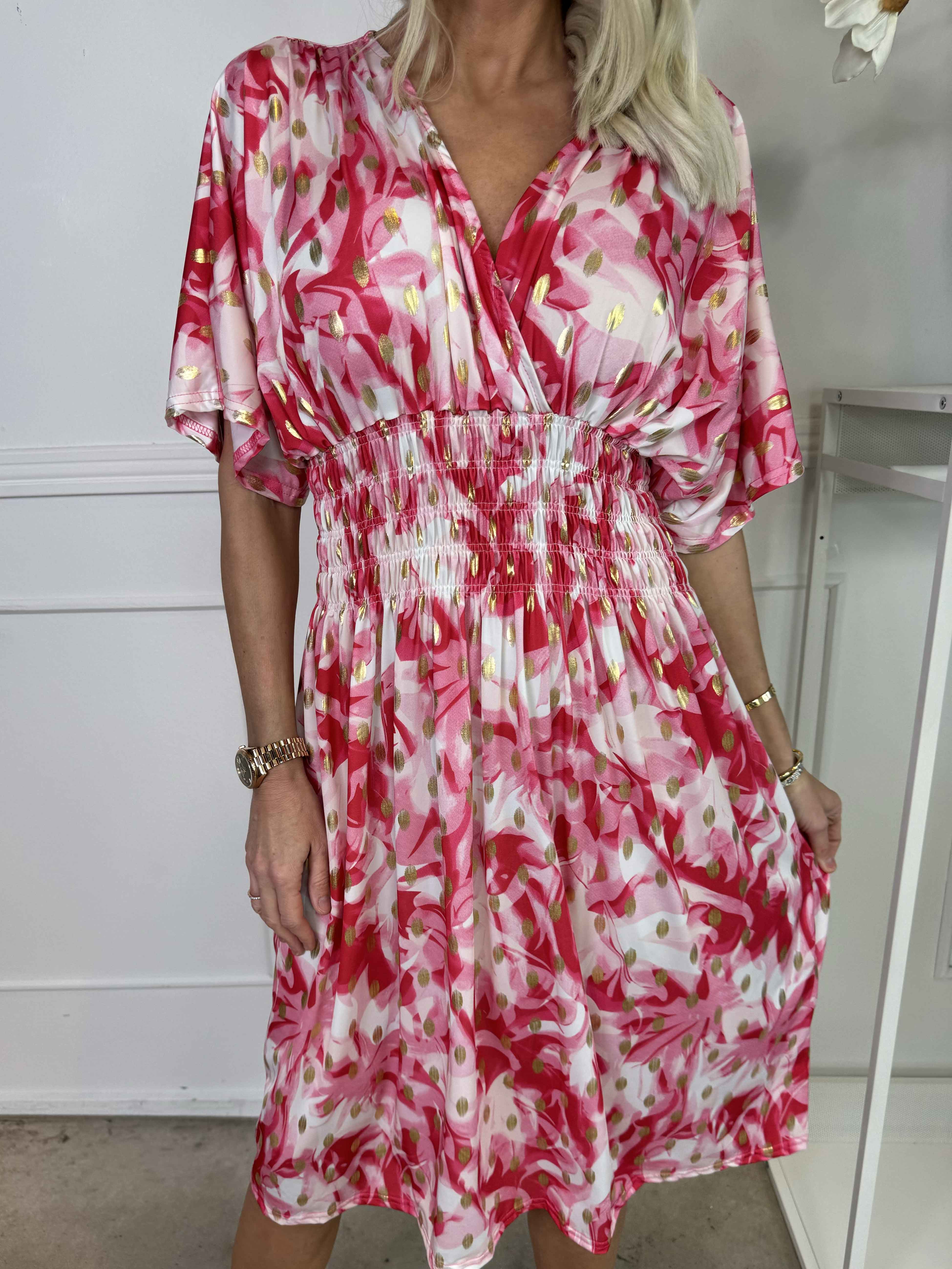 Pams Vacay Short - Mønstret elastisk kjole med smock i taljen