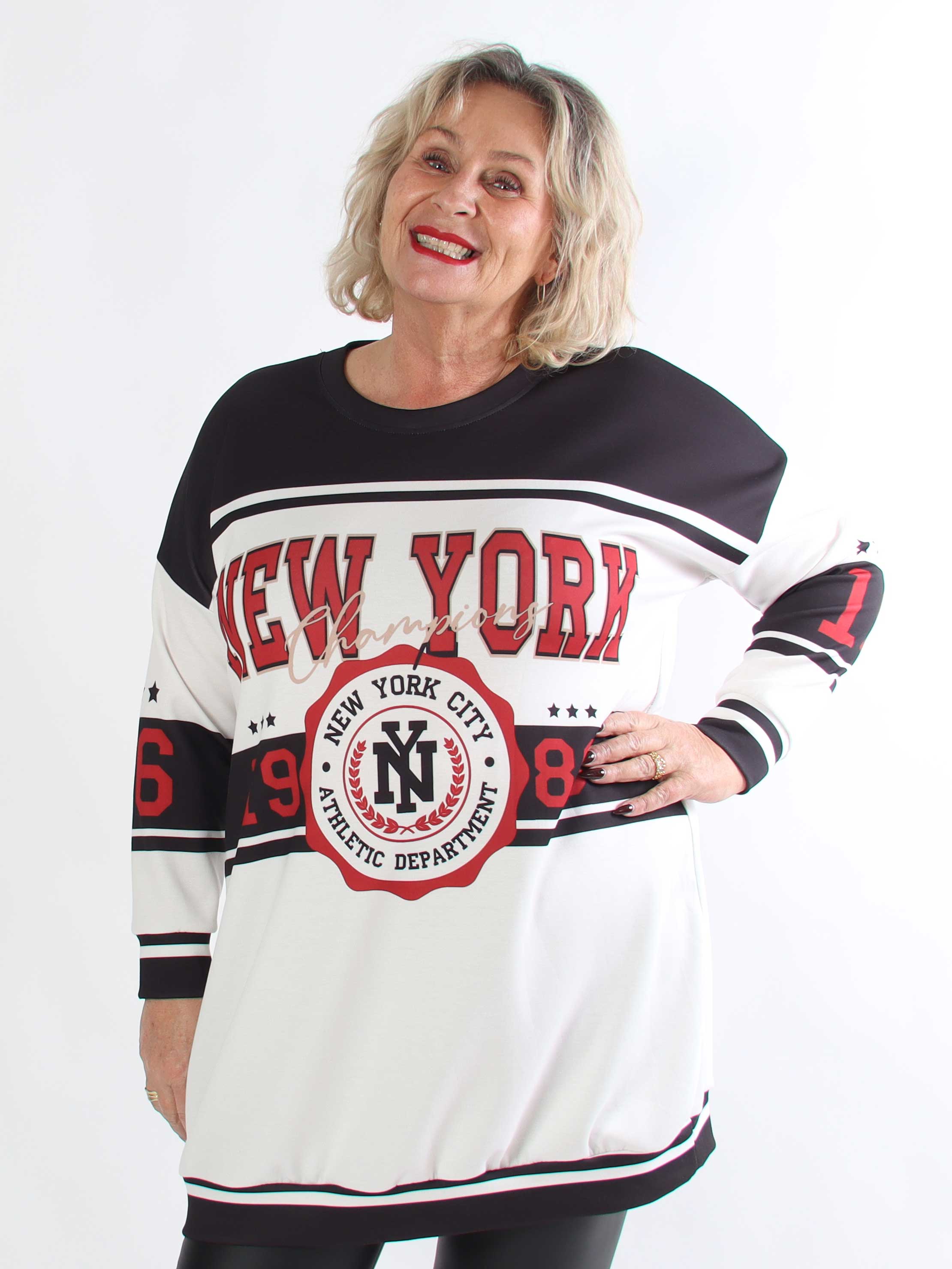 Rosaria - Plus size joggingkjole med New York stående på brystet