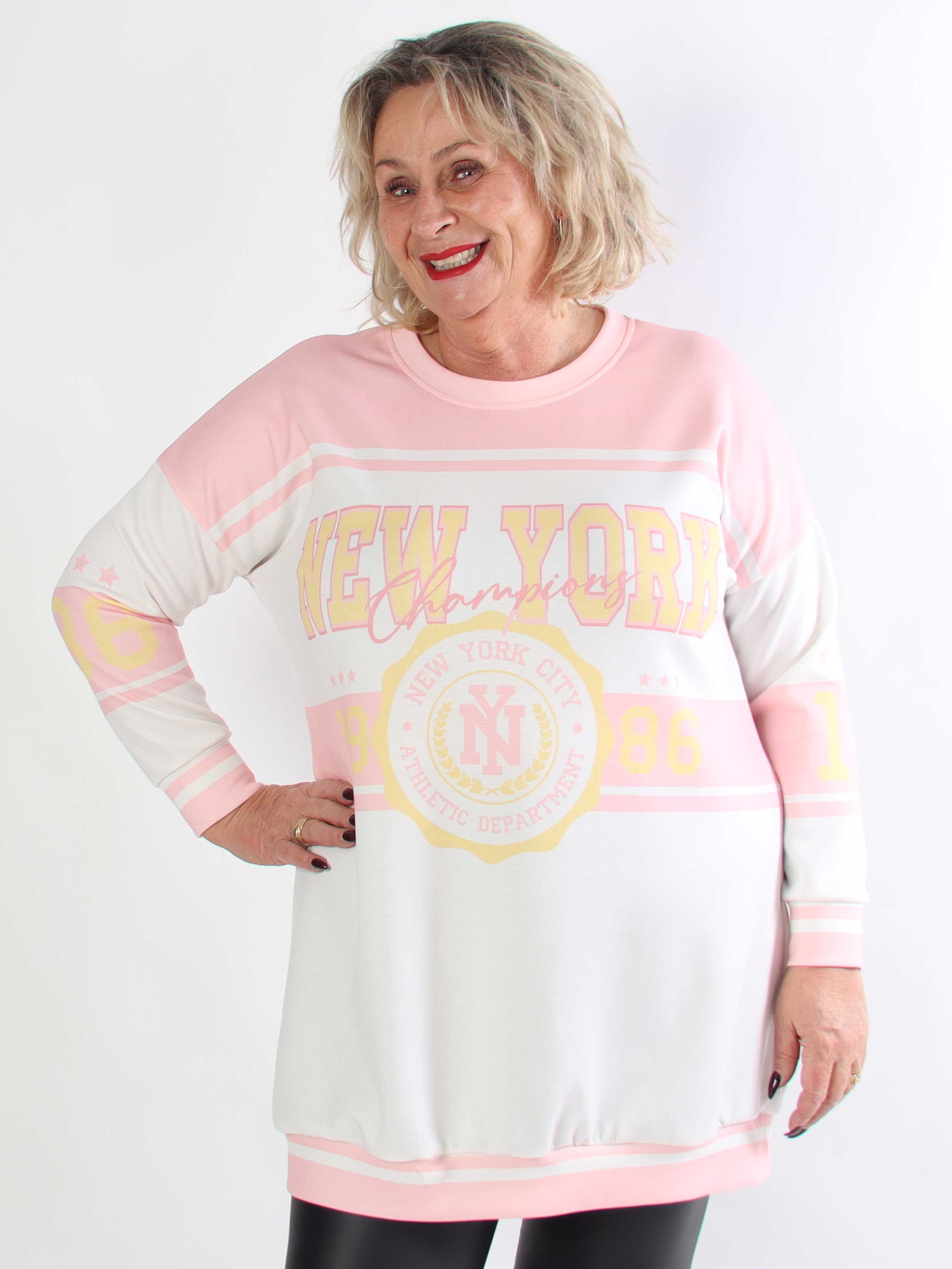 Rosaria - Plus size joggingkjole med New York stående på brystet