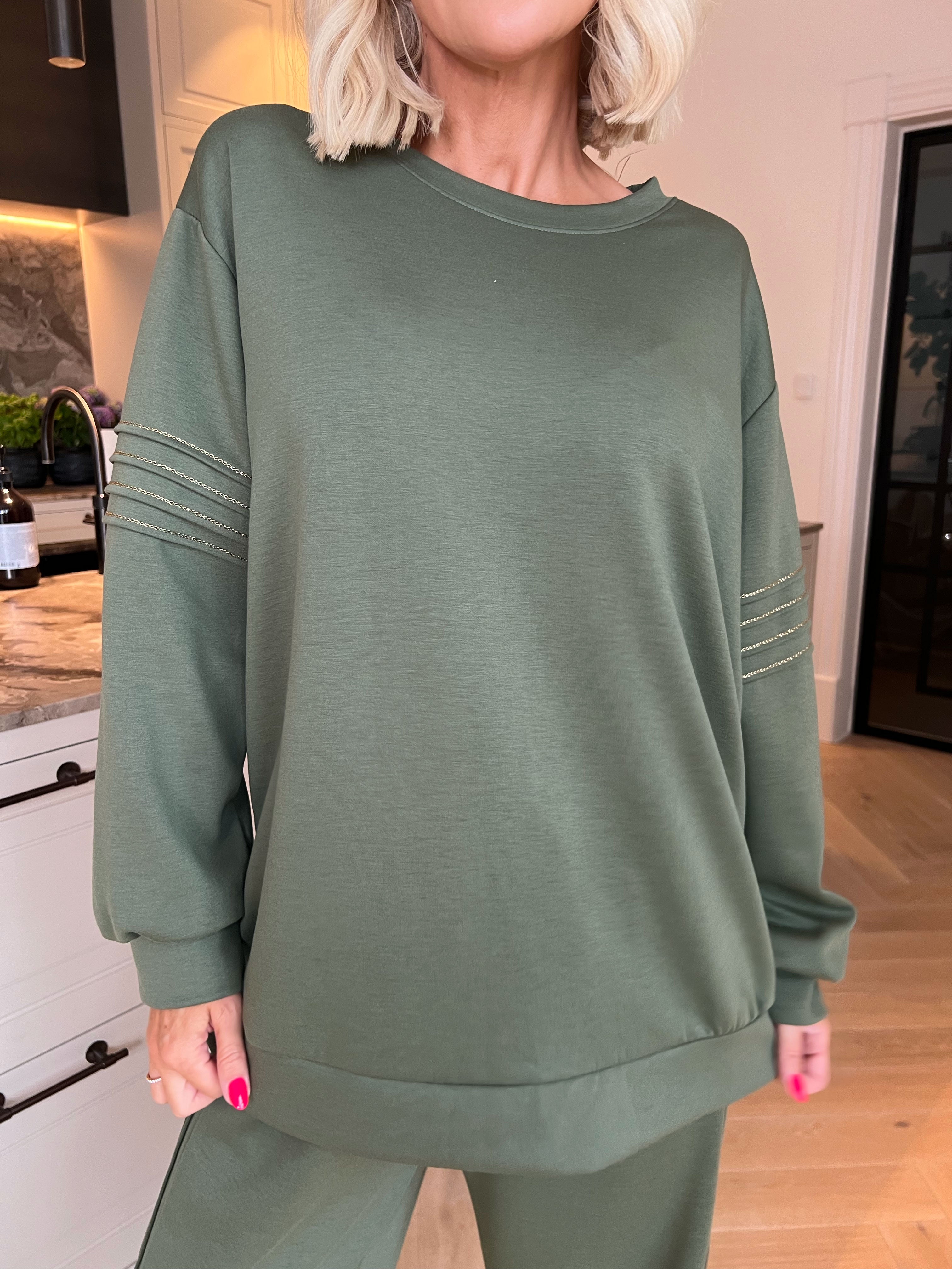 Dream - Blødeste plus size joggingsæt i viskose med elegante gulddetaljer