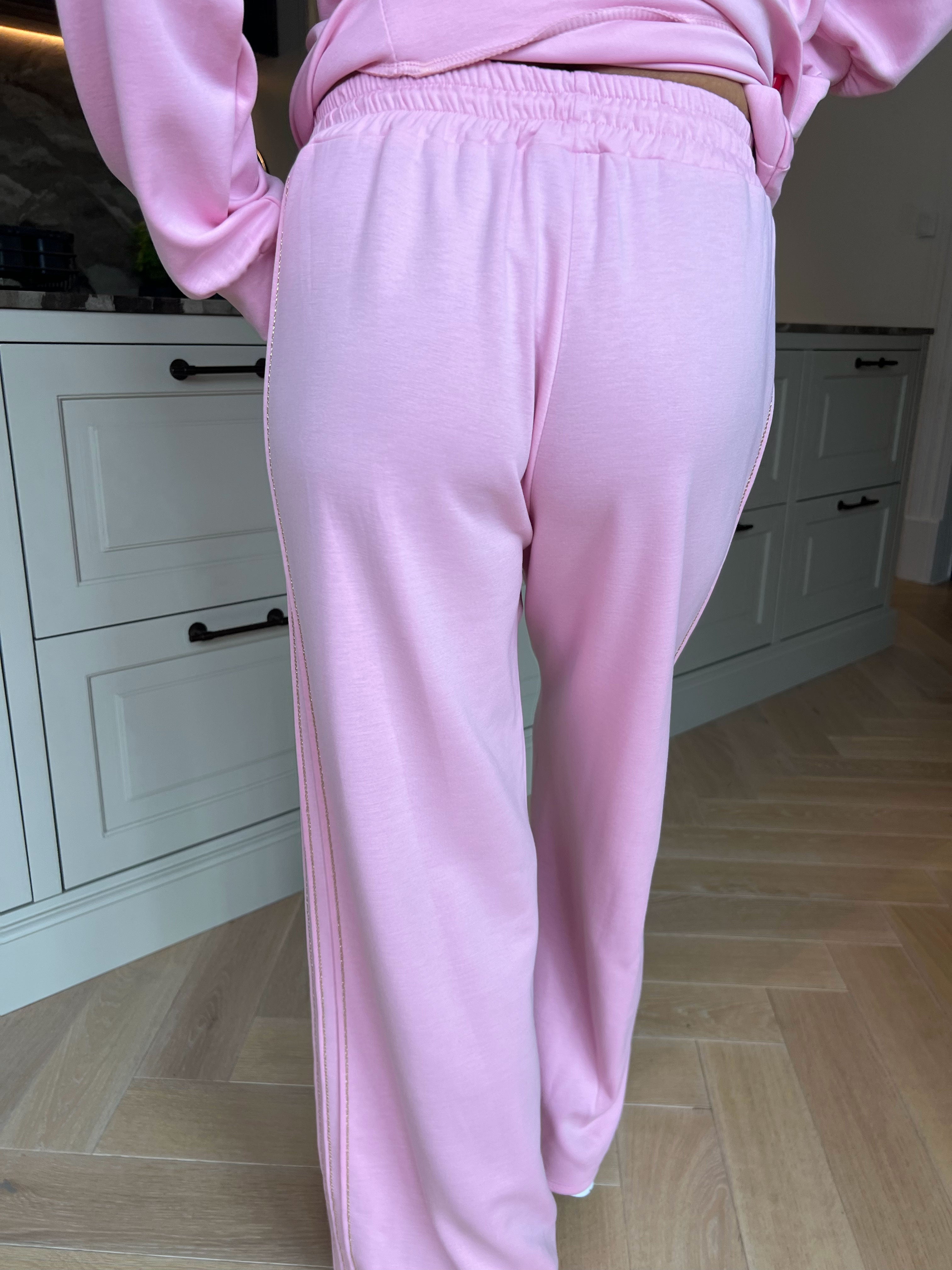 Dream - Blødeste plus size joggingsæt i viskose med elegante gulddetaljer