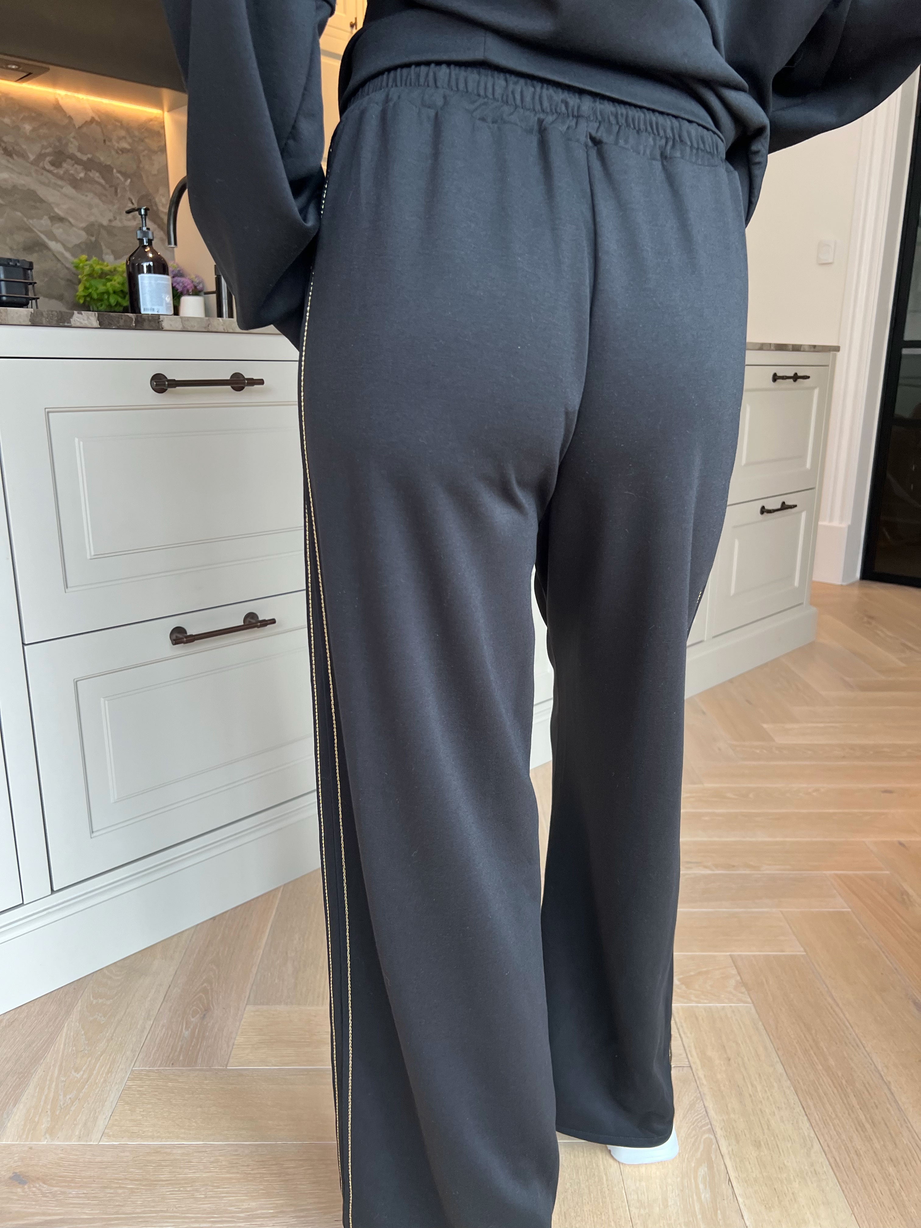 Dream - Blødeste plus size joggingsæt i viskose med elegante gulddetaljer