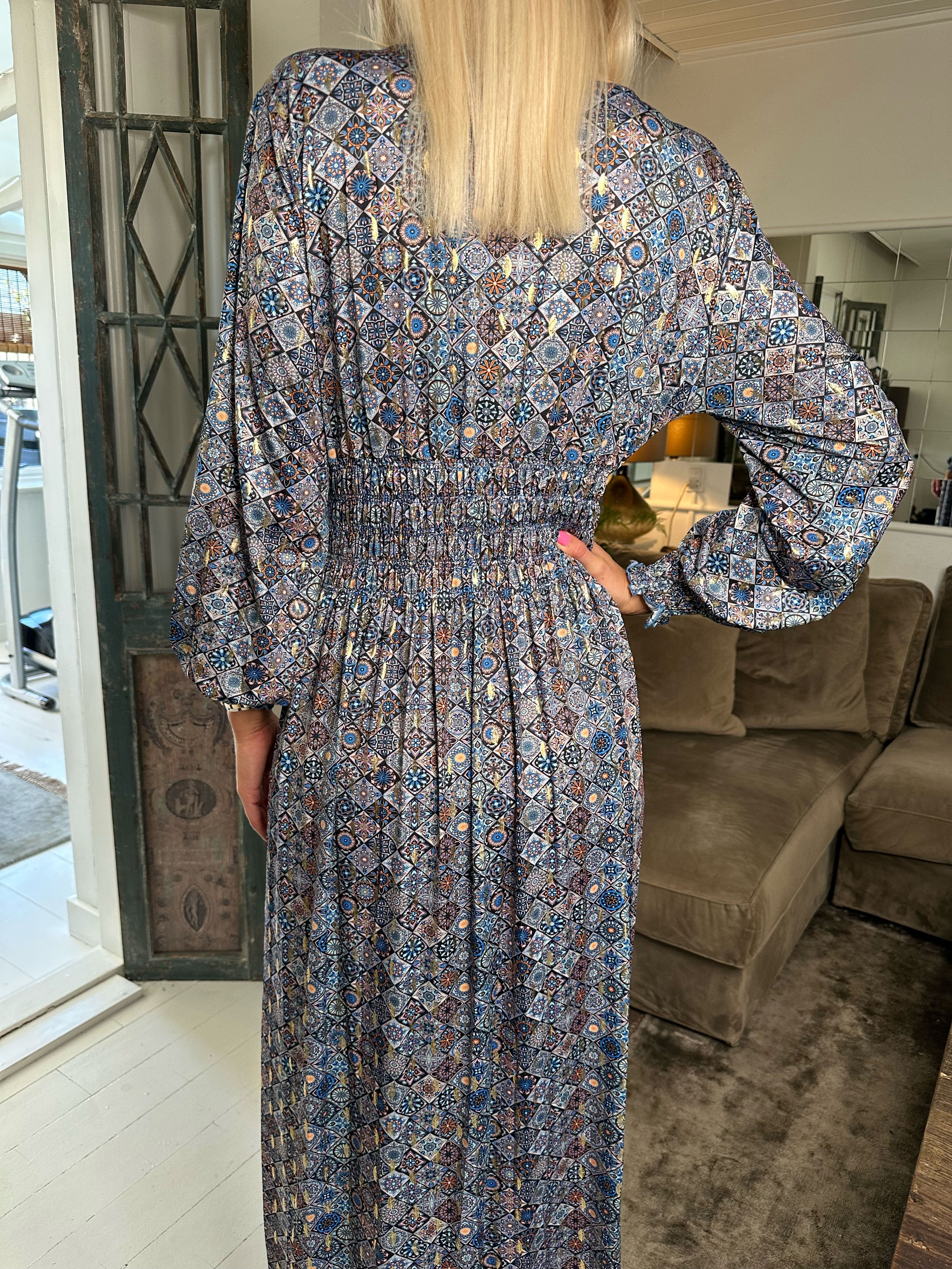 Pams Mosaic L/S - Lang elastisk kjole i krølfrit stof med lange ærmer