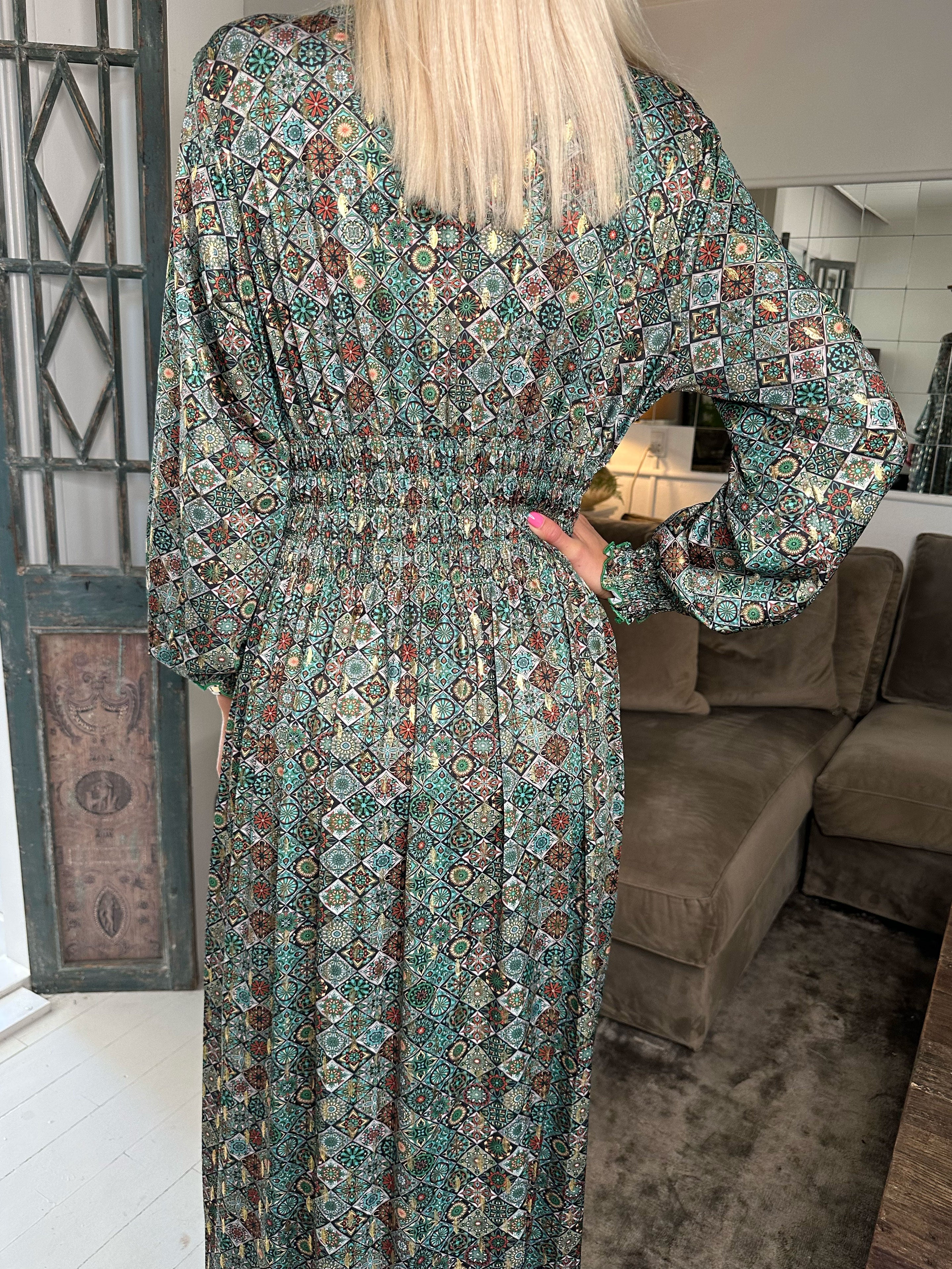 Pams Mosaic L/S - Lang elastisk kjole i krølfrit stof med lange ærmer