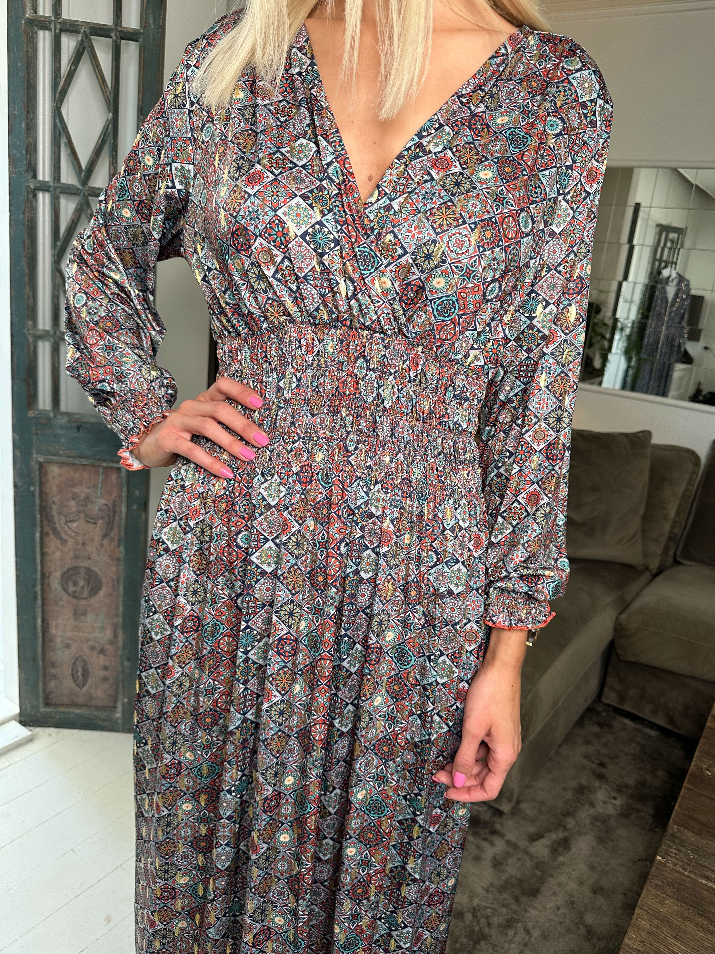 Pams Mosaic L/S - Lang elastisk kjole i krølfrit stof med lange ærmer