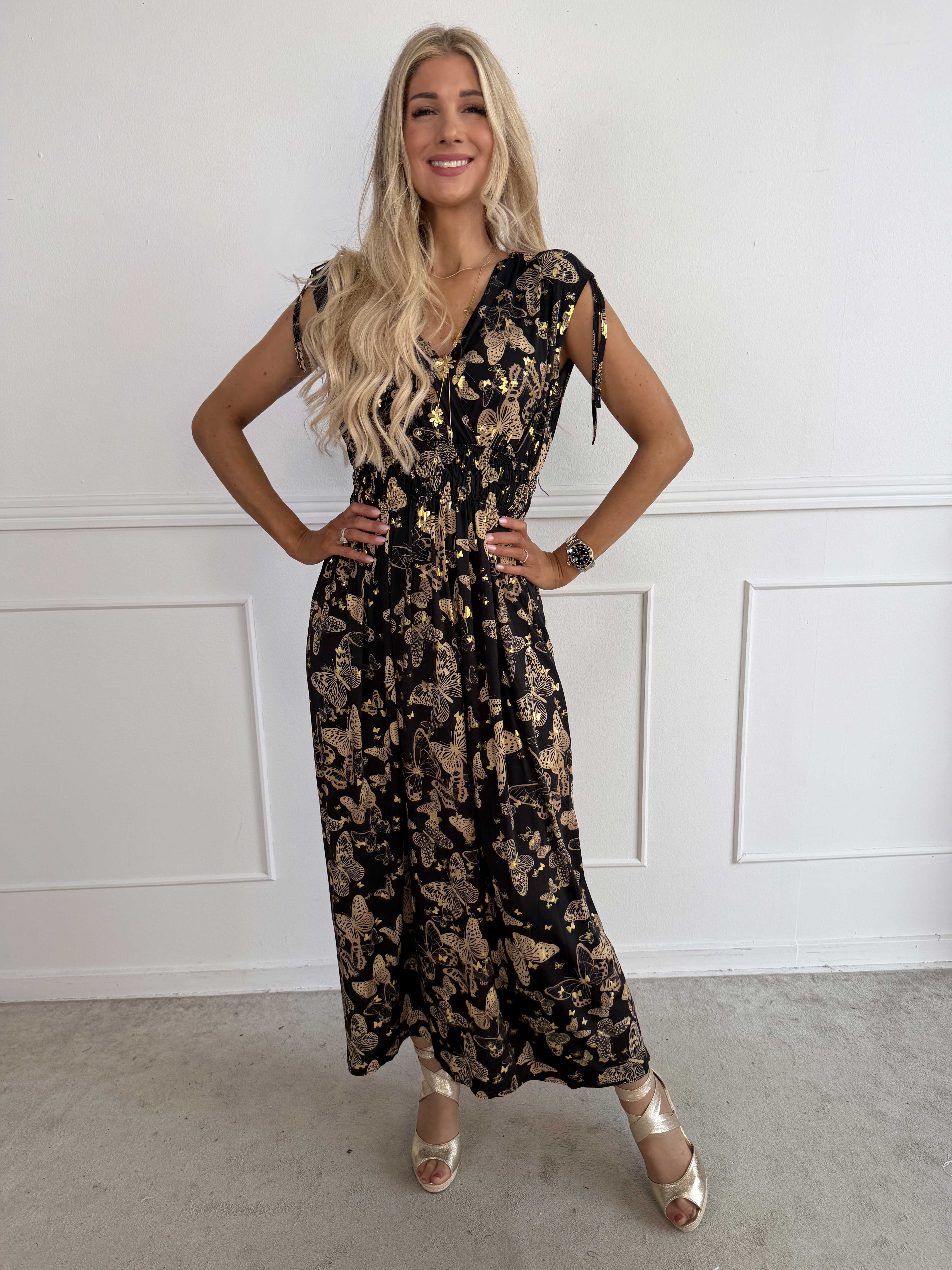 Pams Butterfly Sleeveless - Lang plus size kjole med sommerfugleprint og gulddetaljer