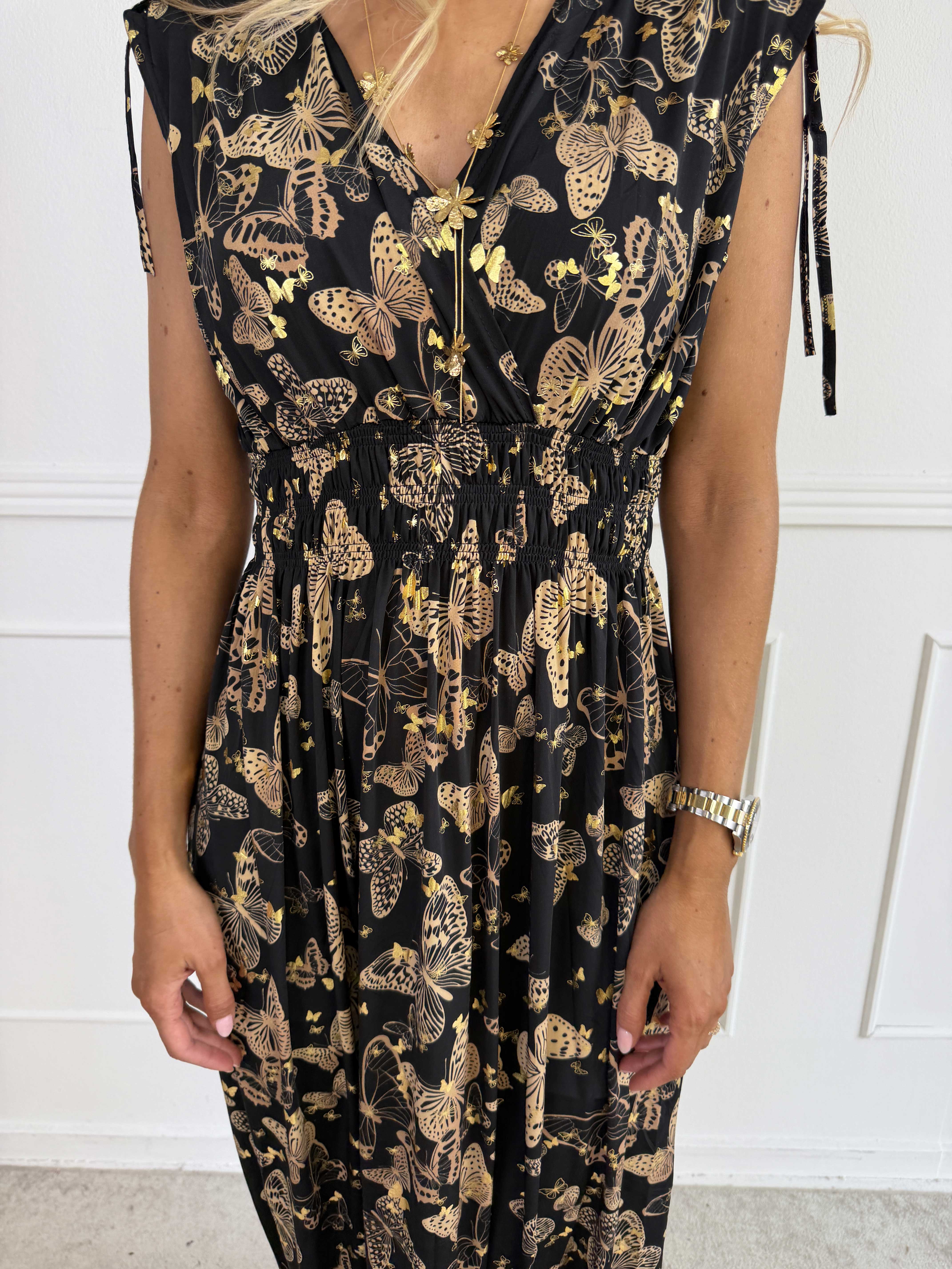 Pams Butterfly Sleeveless - Lang plus size kjole med sommerfugleprint og gulddetaljer