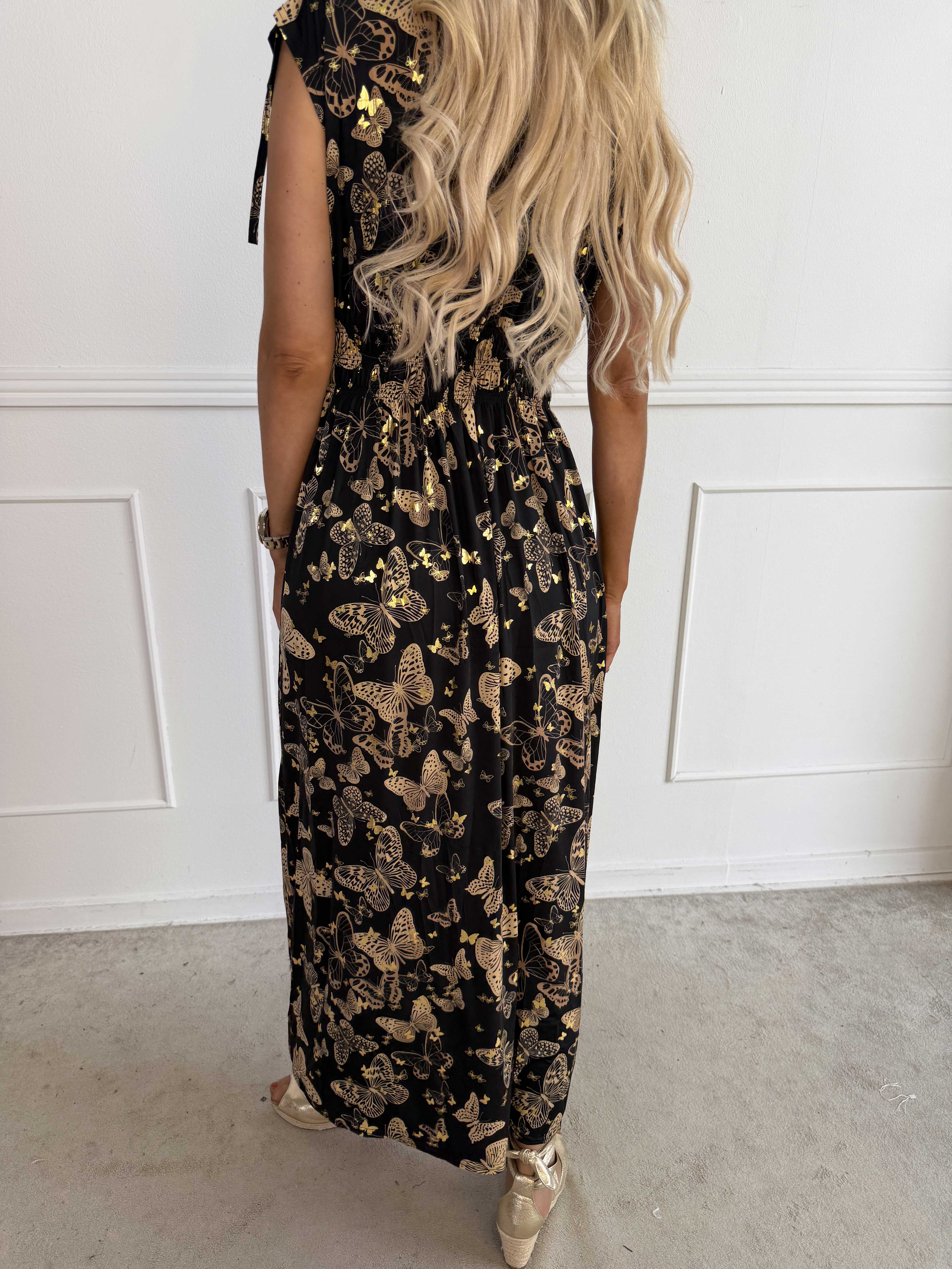 Pams Butterfly Sleeveless - Lang plus size kjole med sommerfugleprint og gulddetaljer