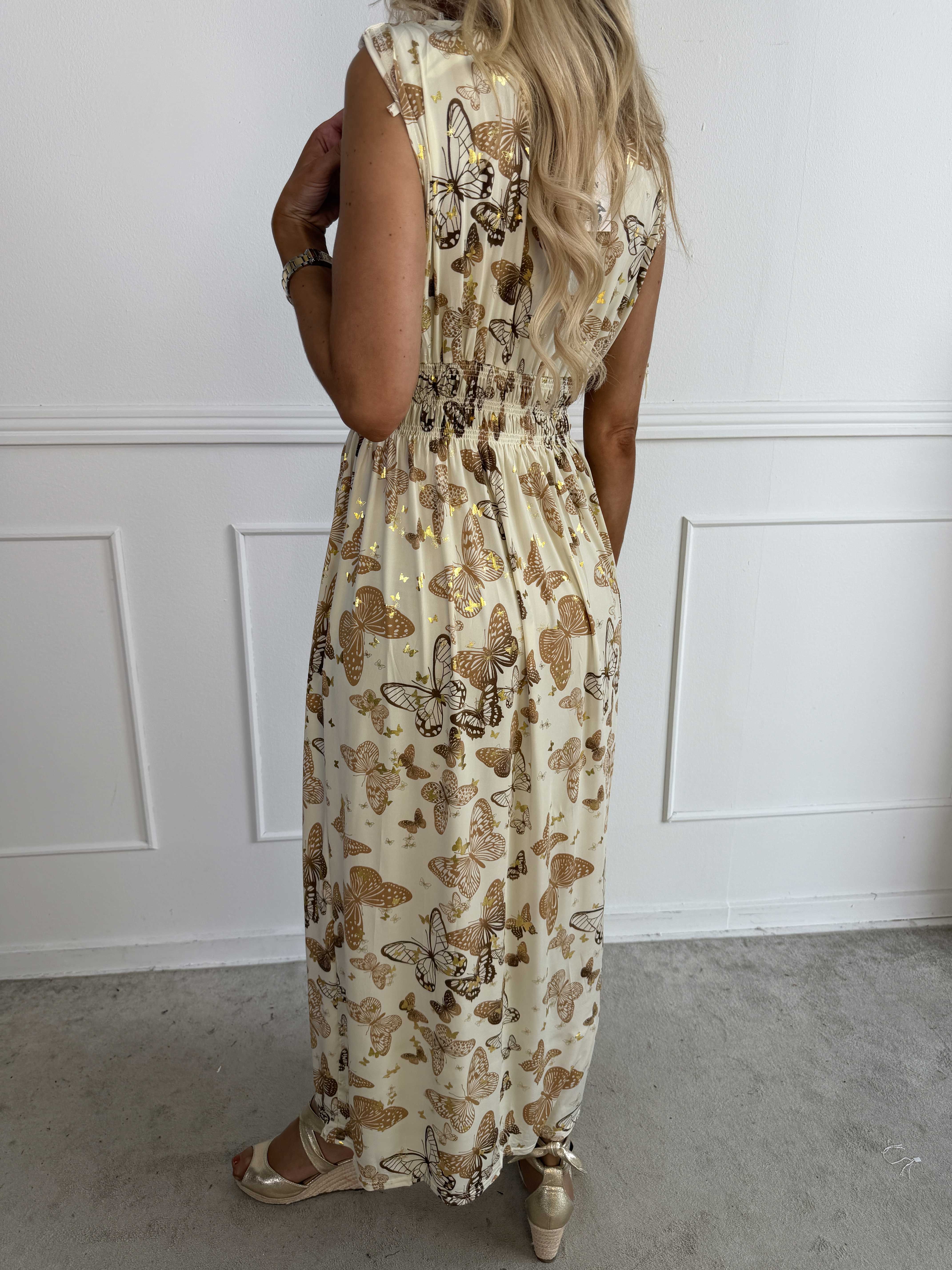 Pams Butterfly Sleeveless - Lang plus size kjole med sommerfugleprint og gulddetaljer