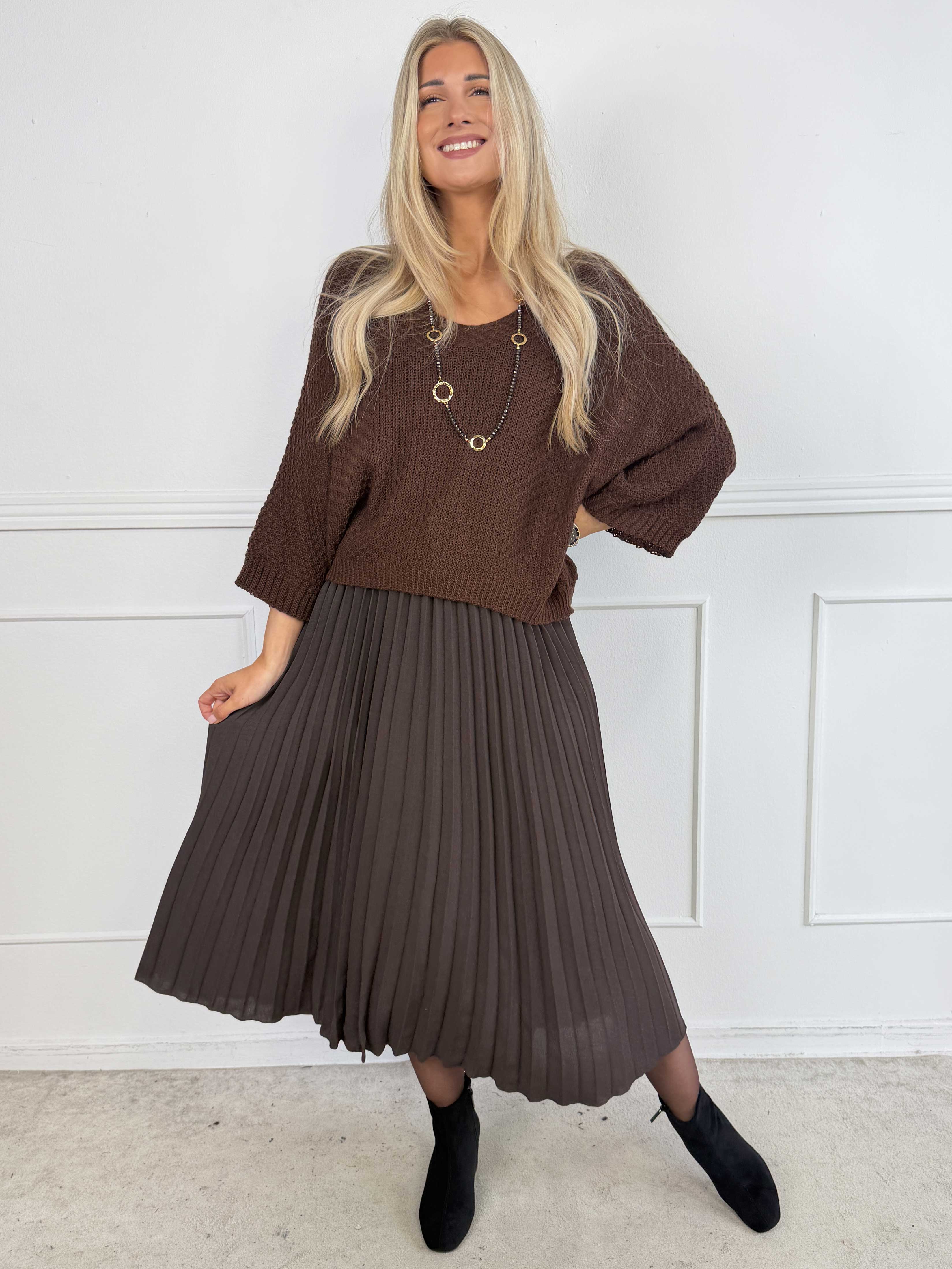 Nanna - Todelt plus size kjole i viskose med plisseret underdel og matchende strikbluse