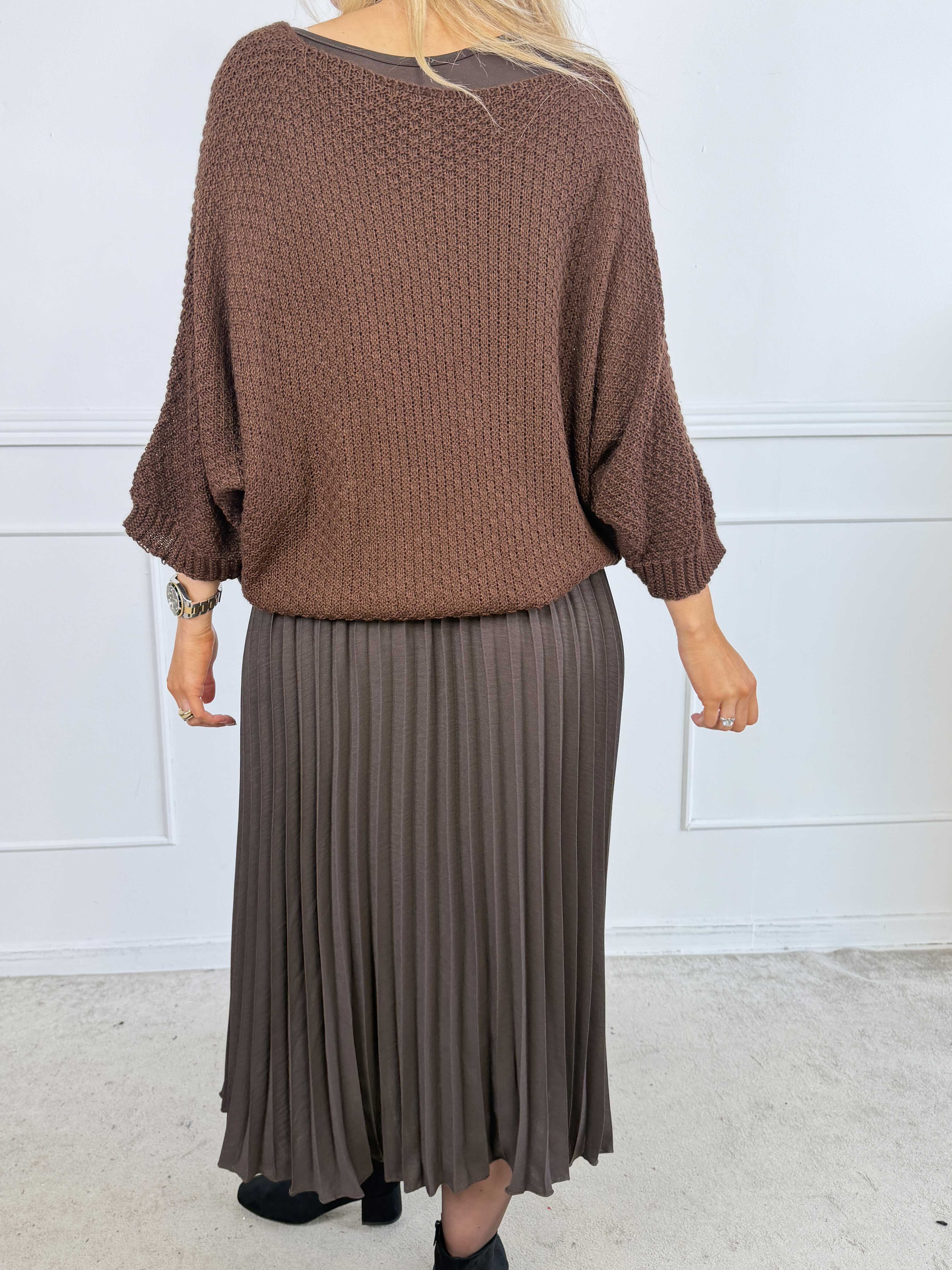 Nanna - Todelt plus size kjole i viskose med plisseret underdel og matchende strikbluse