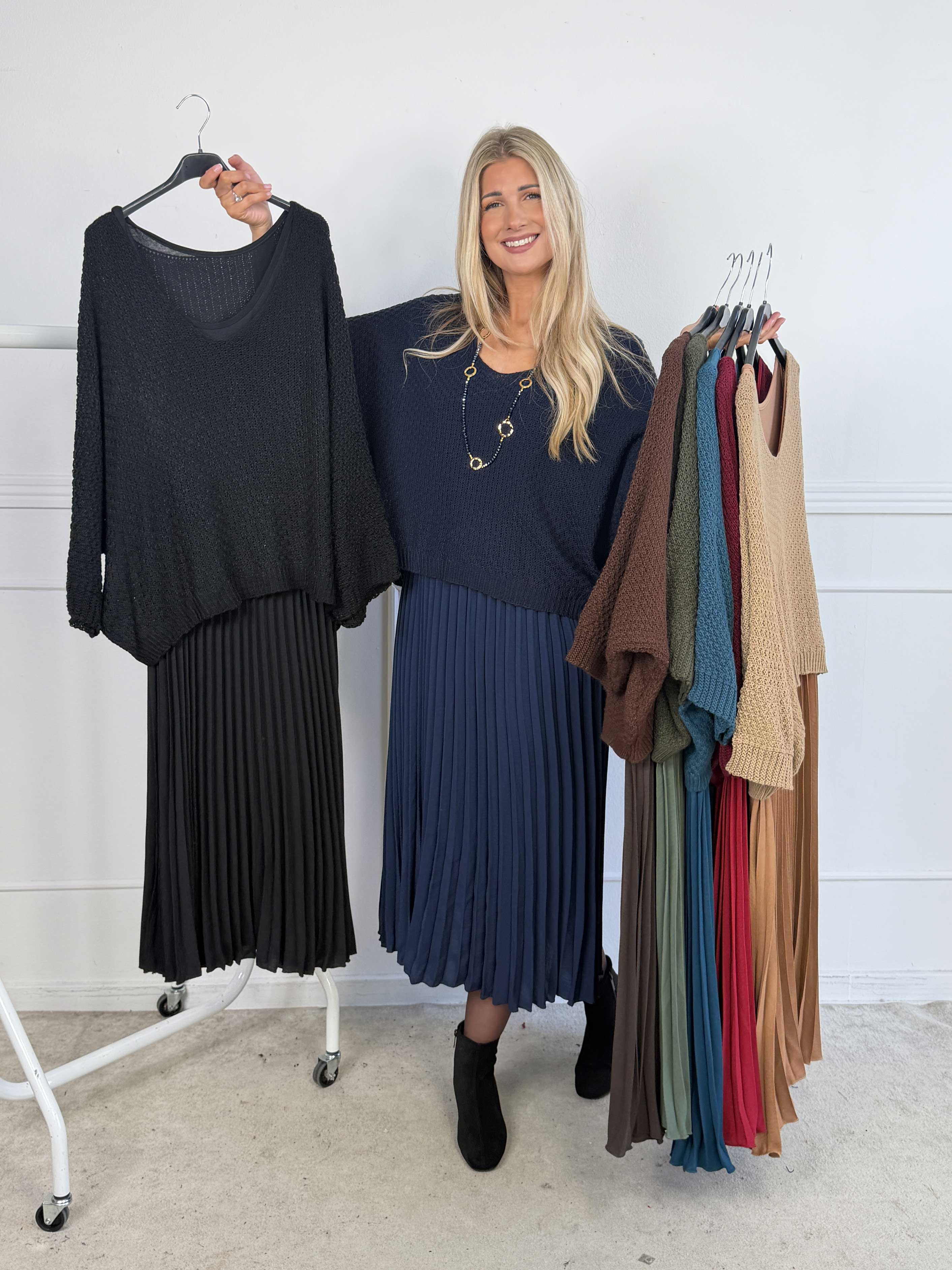 Nanna - Elegant todelt kjole i viskose med plisseret underdel og matchende strikbluse