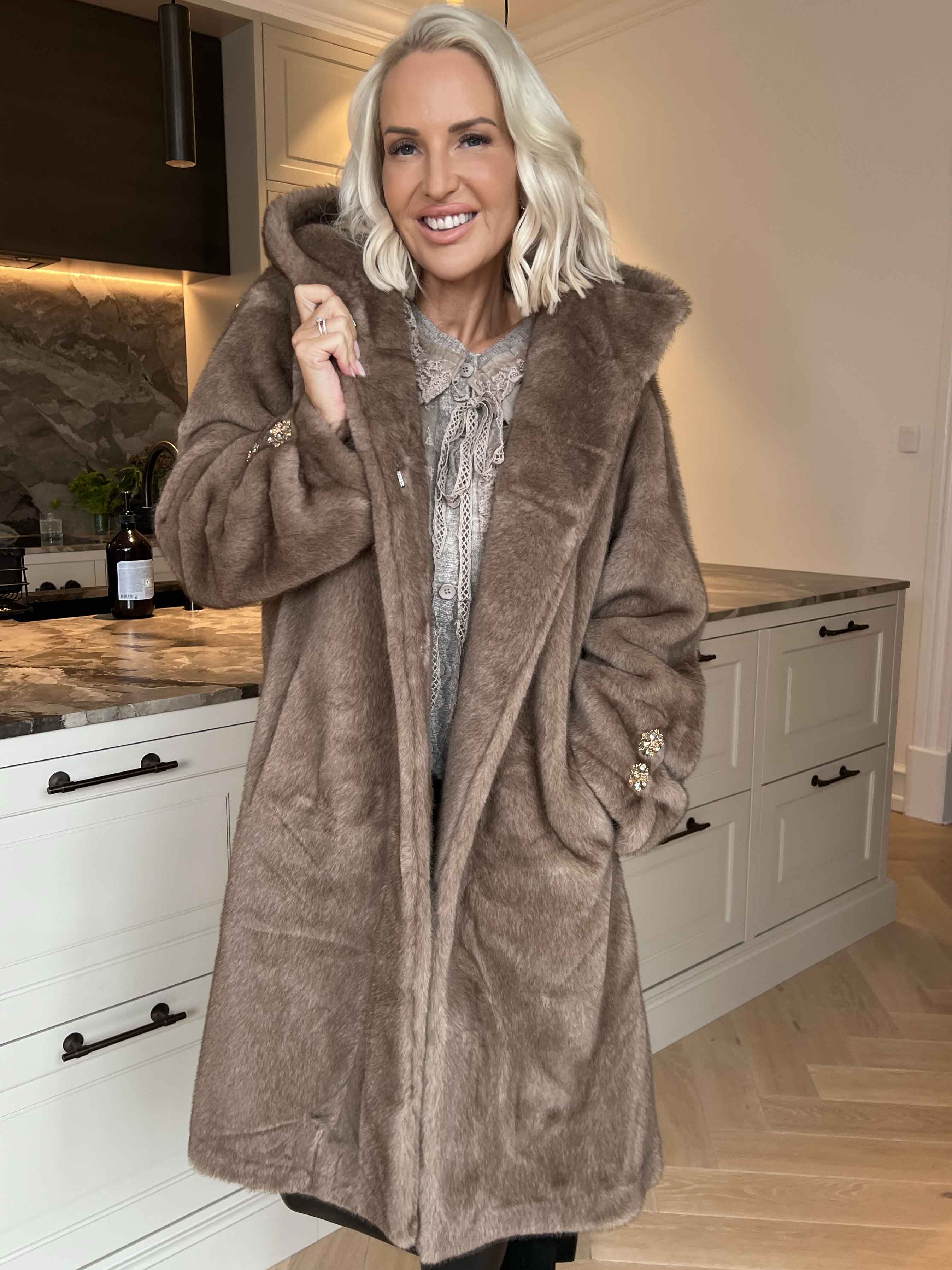 Brenda - Lækker blød faux fur frakke med stor hætte