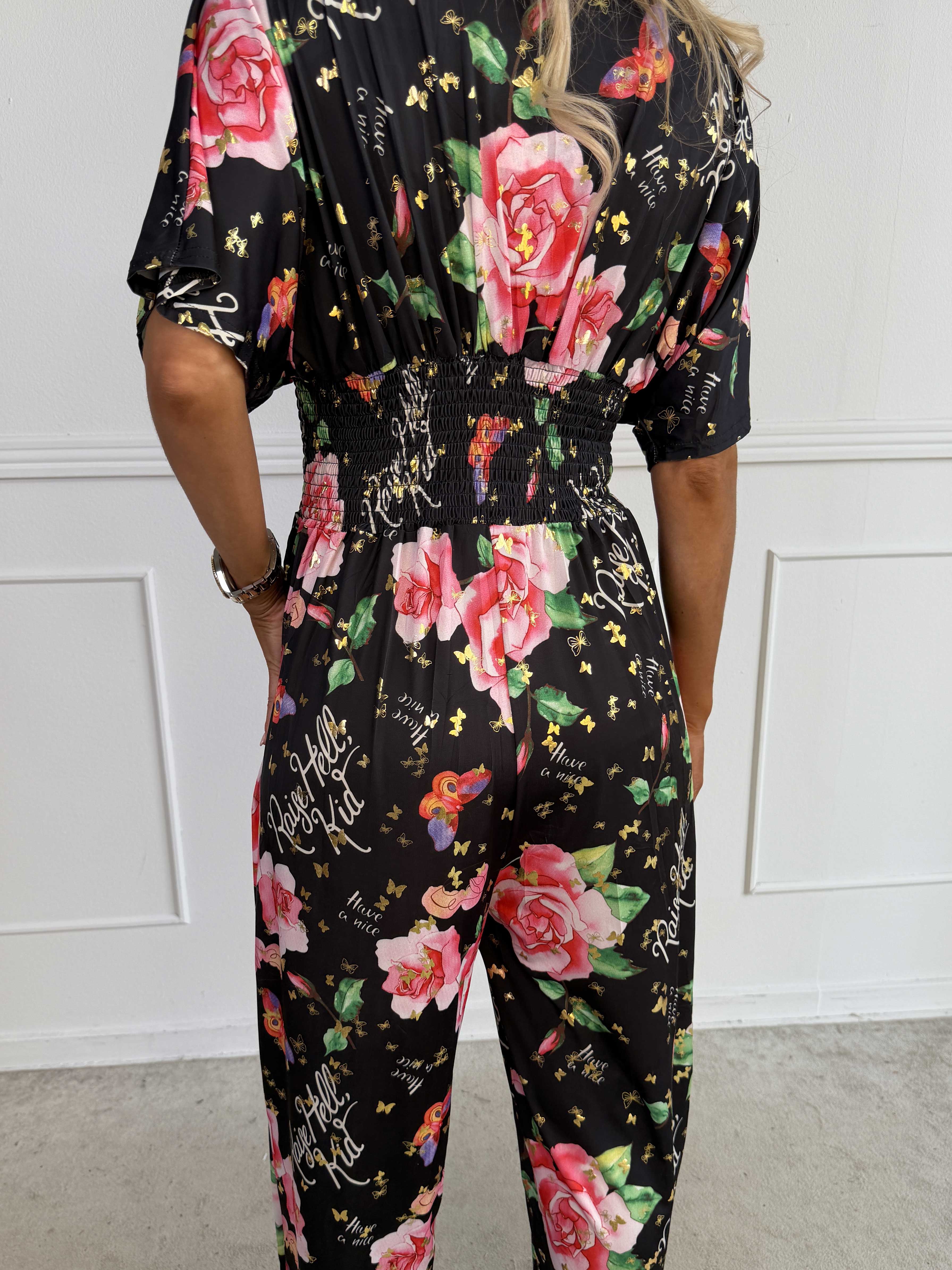 Pams Raise Jumpsuit - Elastisk buksedragt med blomsterr og guldsommerfugle