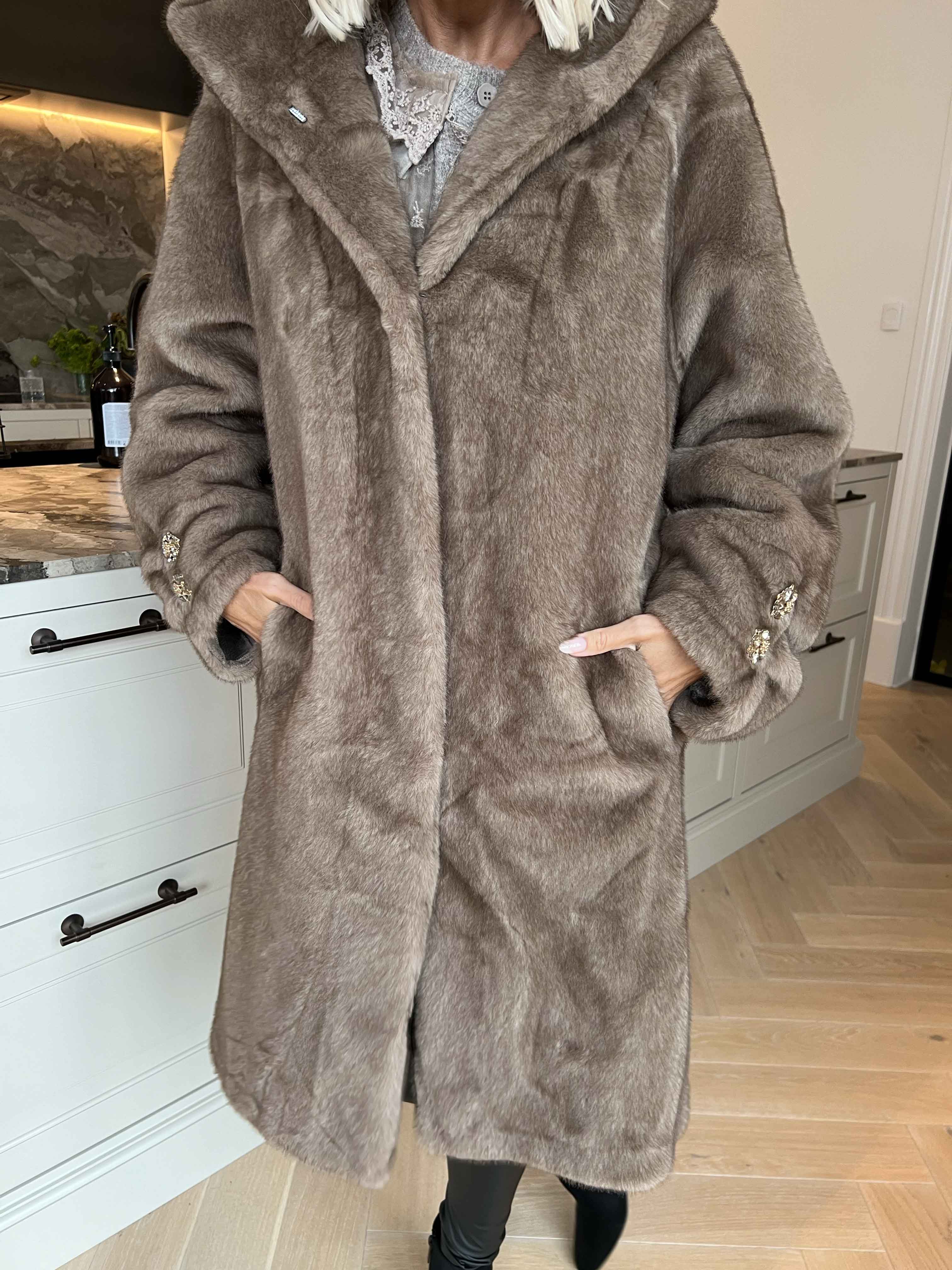 Brenda - Lækker blød faux fur frakke med stor hætte