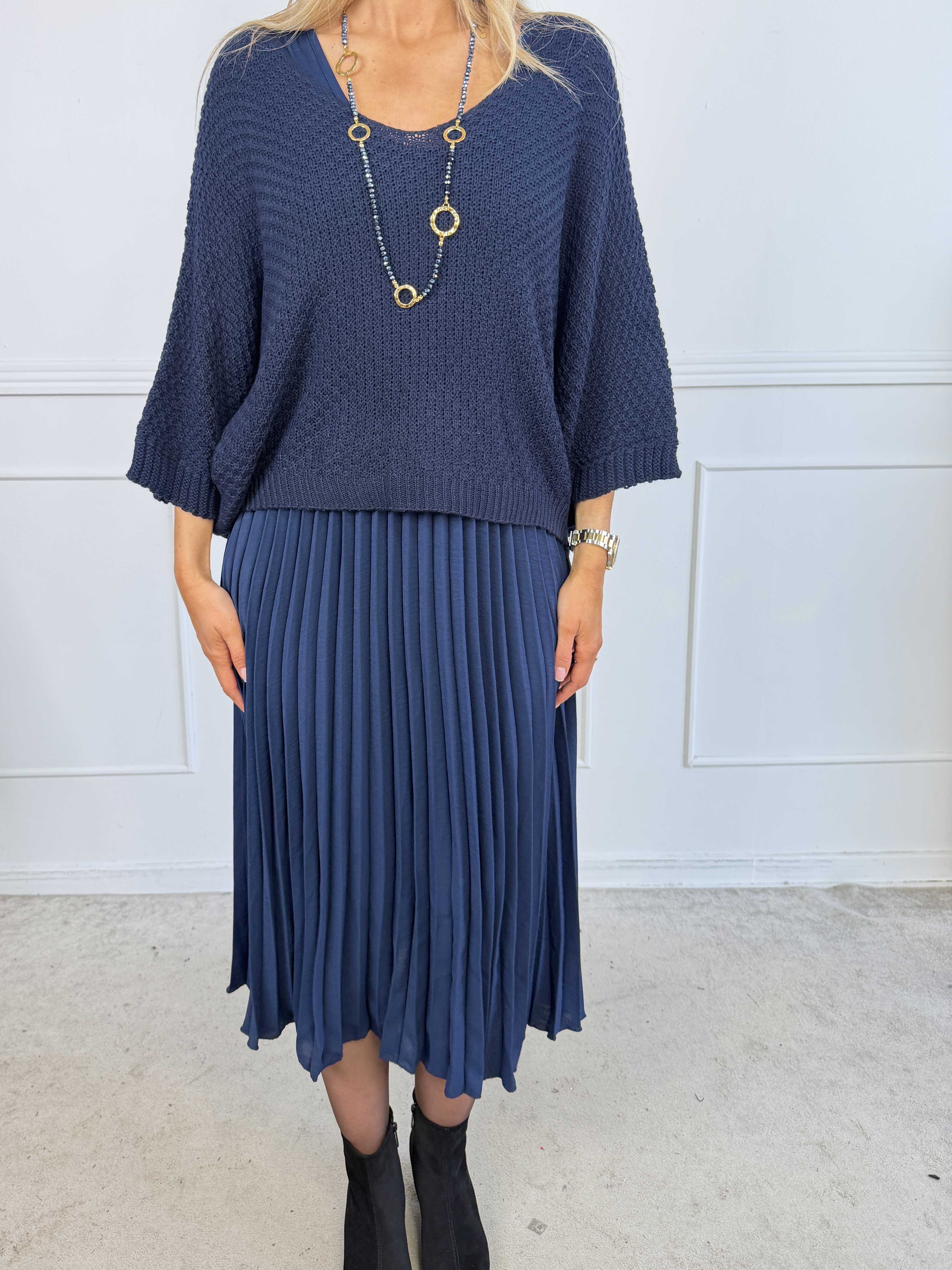 Nanna - Todelt plus size kjole i viskose med plisseret underdel og matchende strikbluse