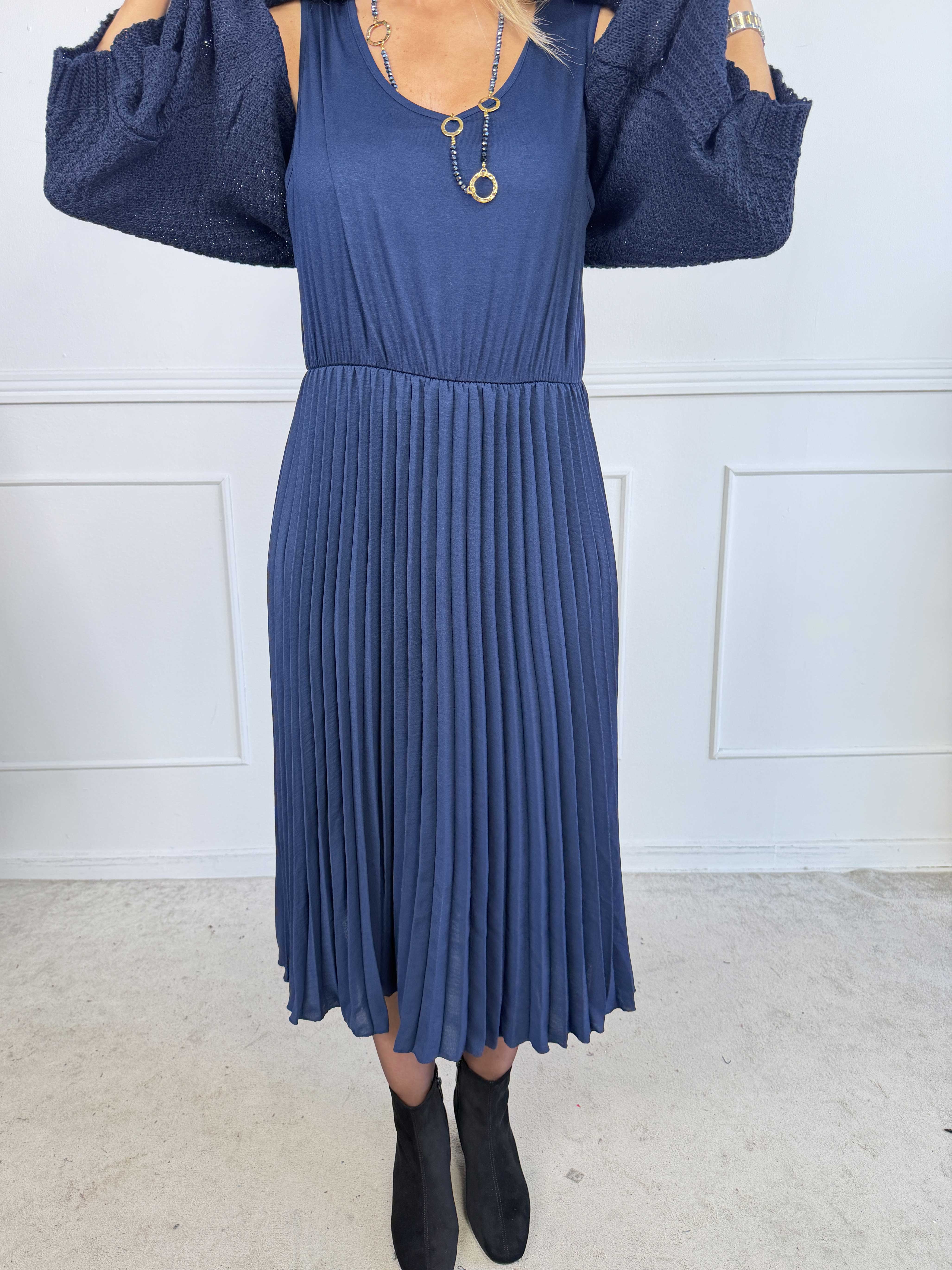 Nanna - Elegant todelt kjole i viskose med plisseret underdel og matchende strikbluse