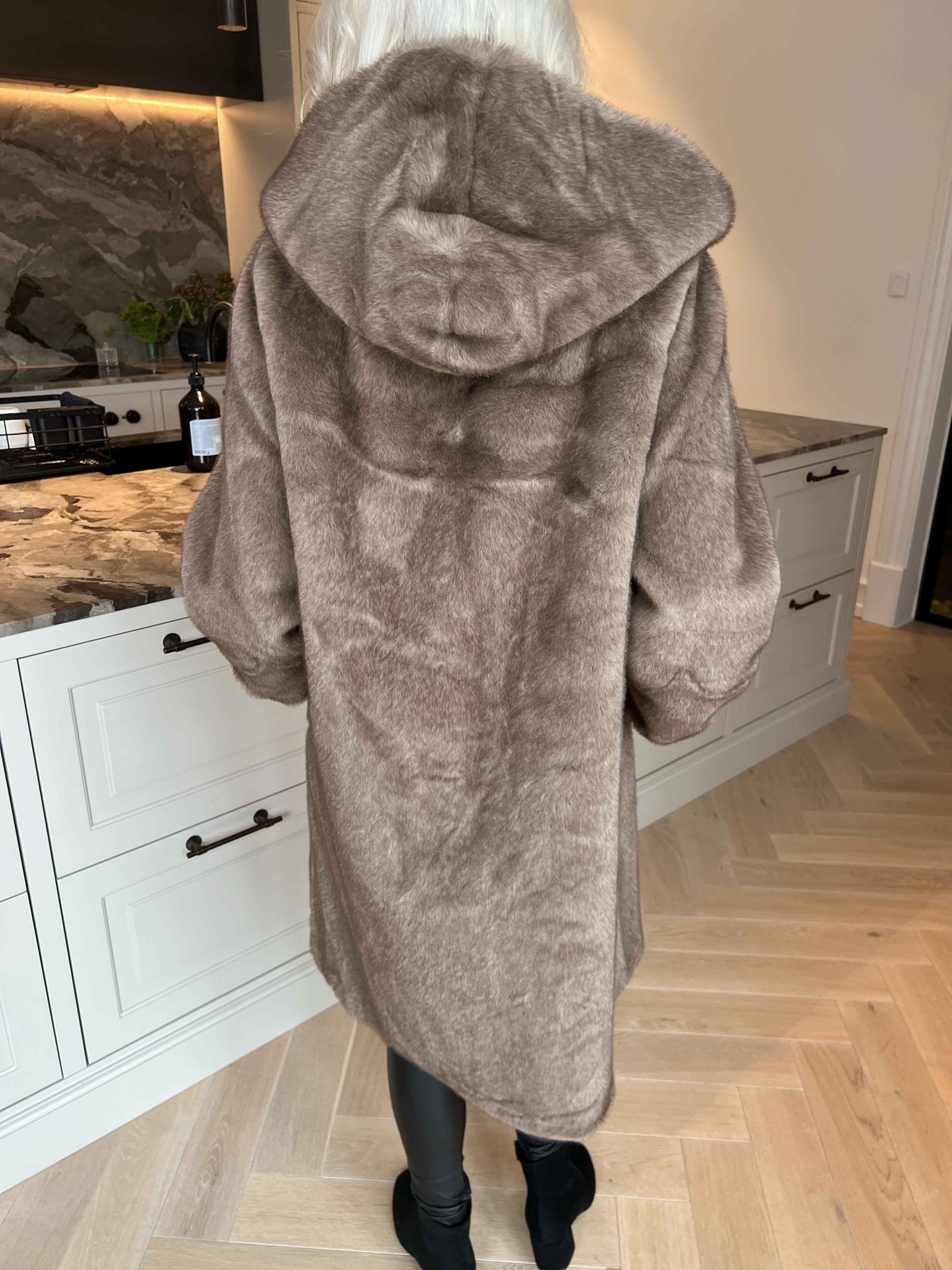 Brenda - Lækker blød faux fur frakke med stor hætte