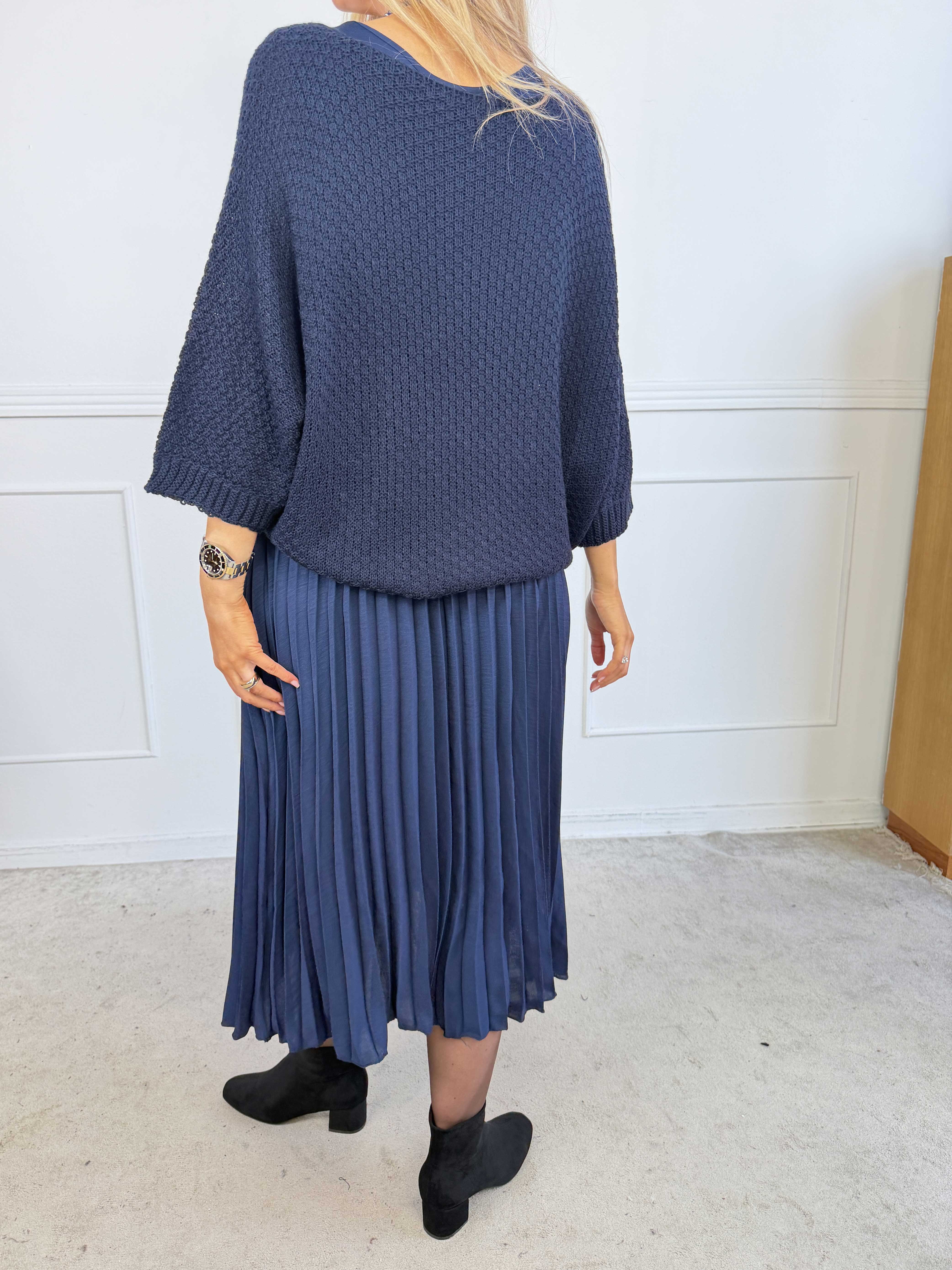 Nanna - Elegant todelt kjole i viskose med plisseret underdel og matchende strikbluse