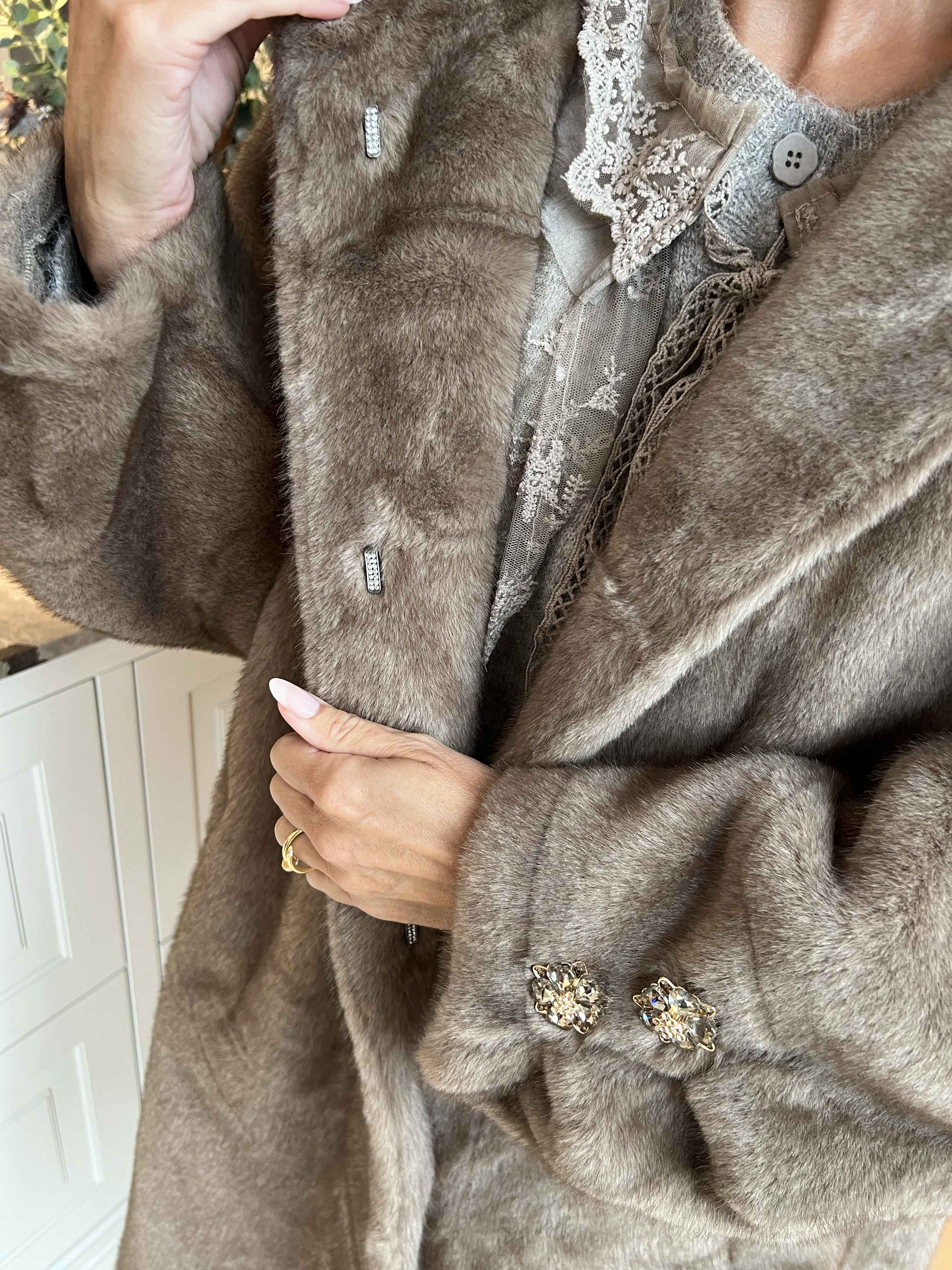 Brenda - Lækker blød faux fur frakke med stor hætte