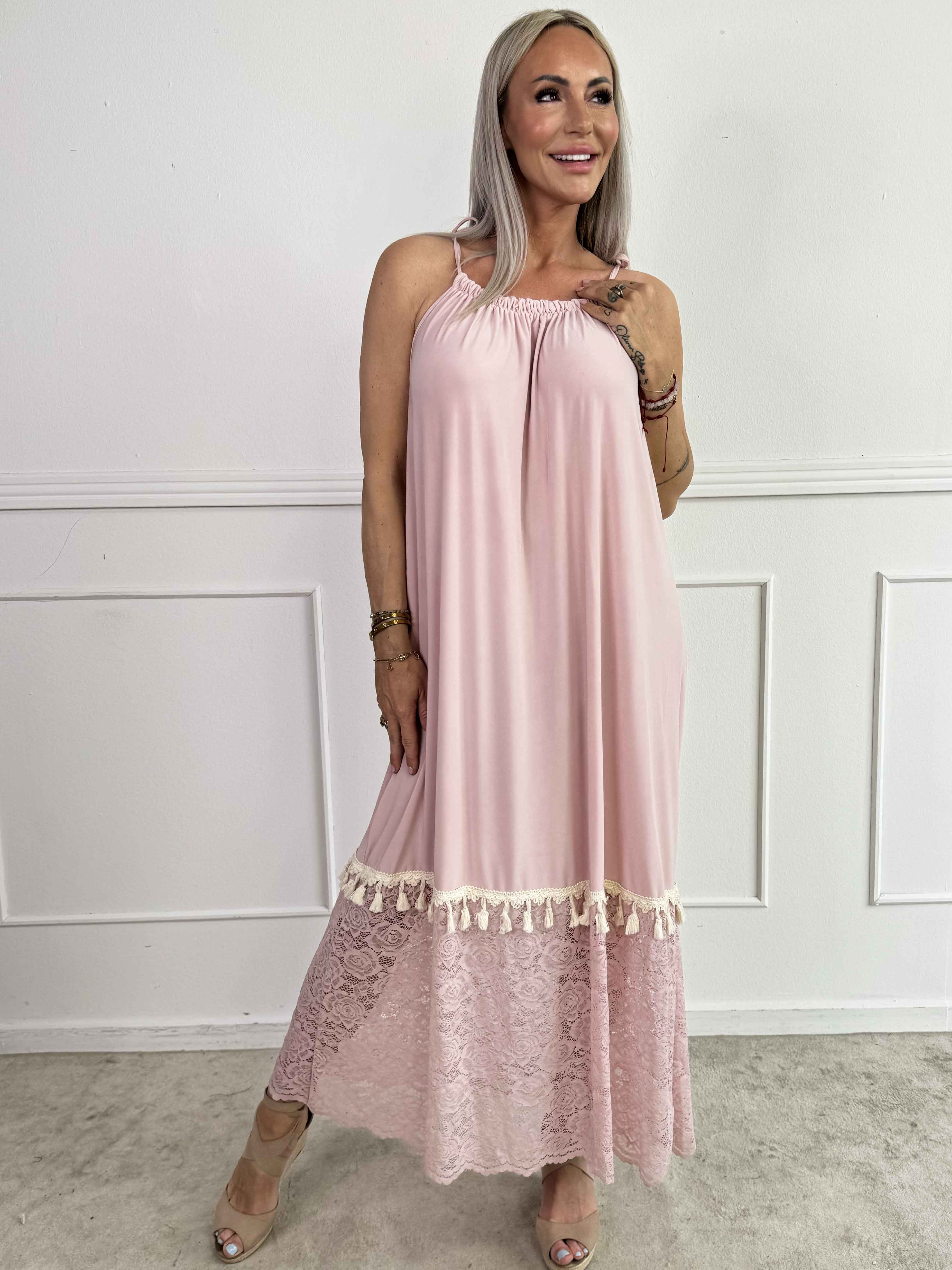 Willow - Lang elastisk kjole med blonde forneden