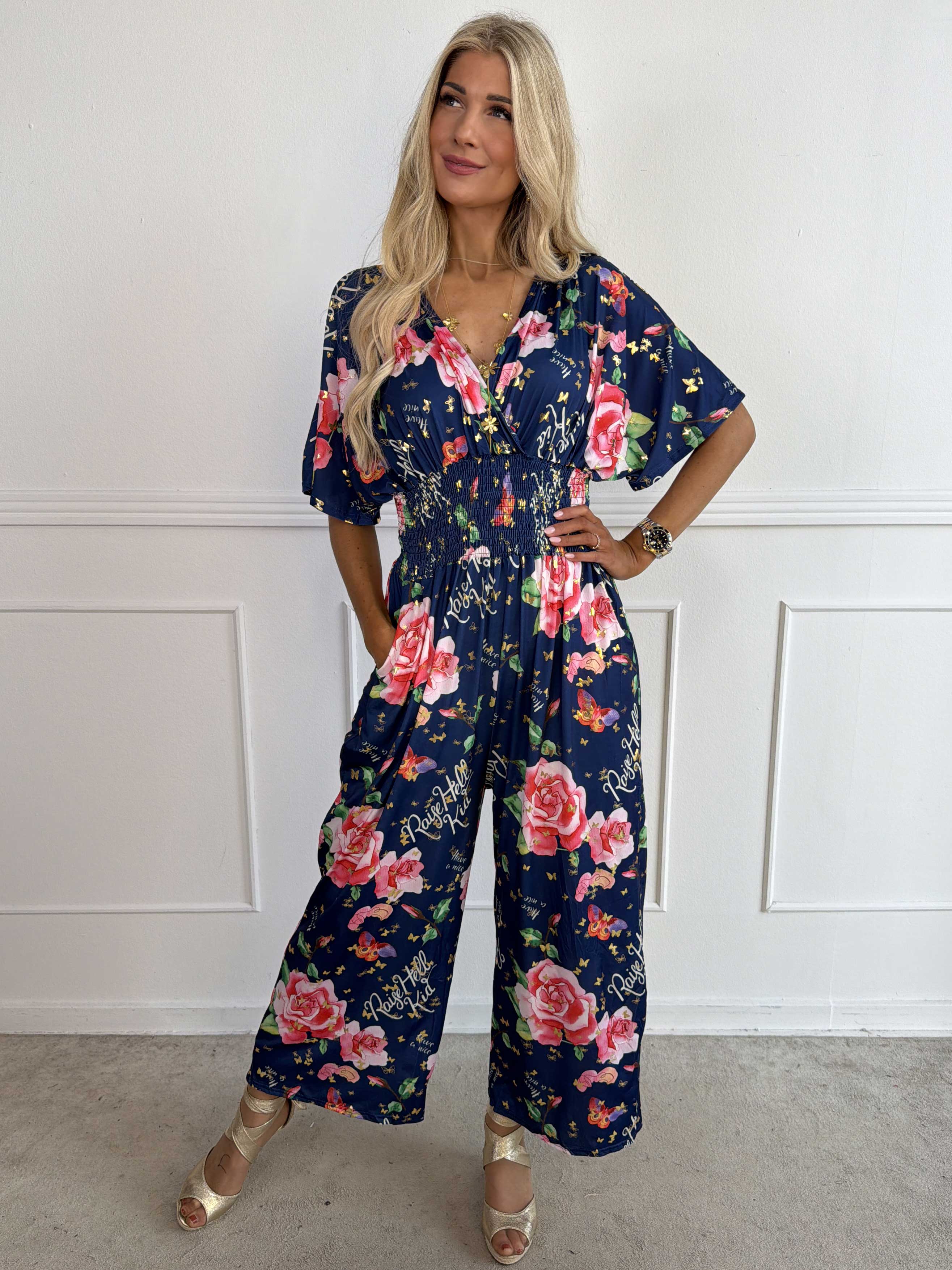 Pams Raise Jumpsuit - Plus size buksedragt med blomsterr og guldsommerfugle