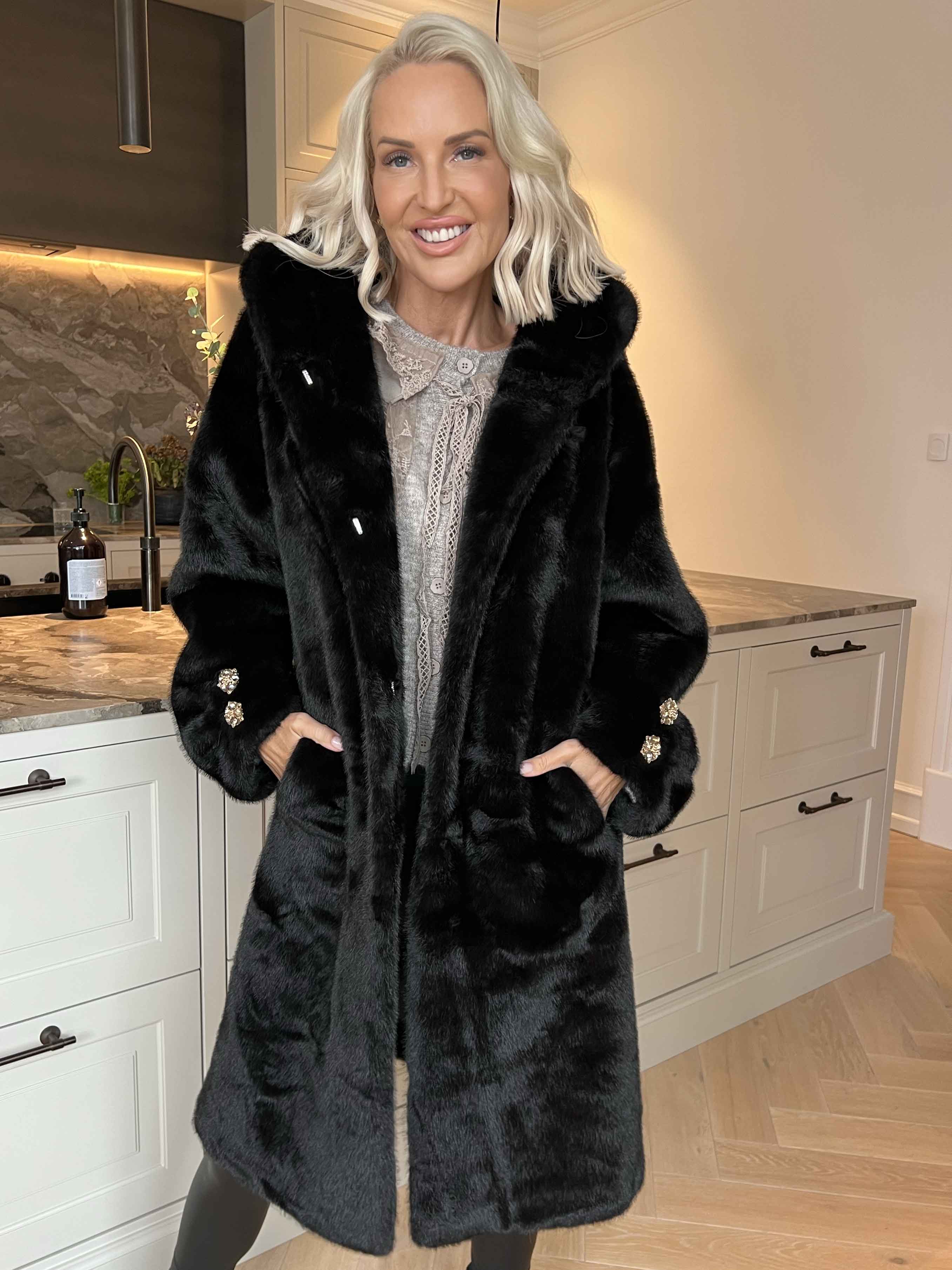 Brenda - Lækker blød faux fur frakke med stor hætte