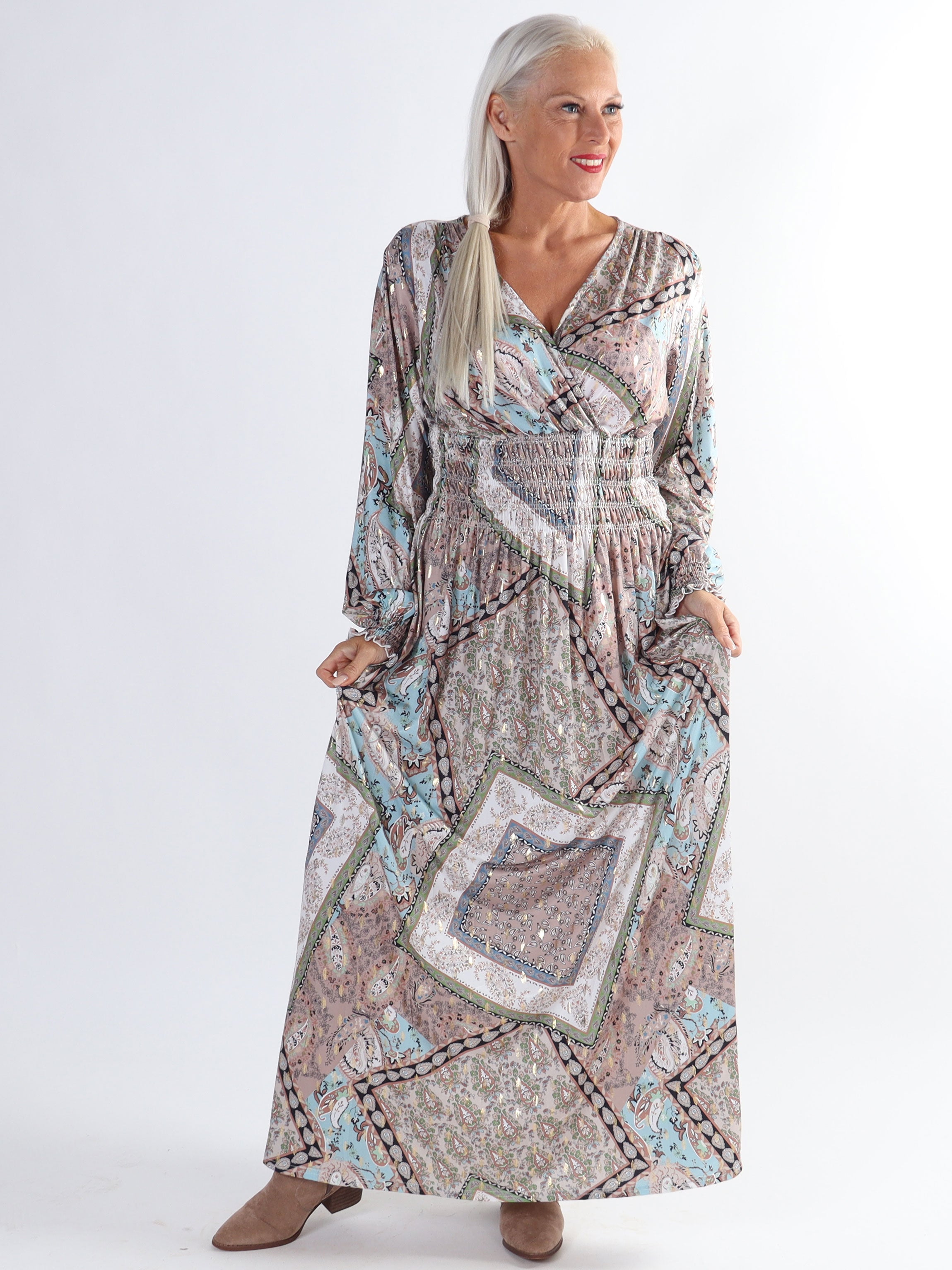 Pams Paisley L/S - Plus size elastisk kjole i krølfrit stof med lange ærmer