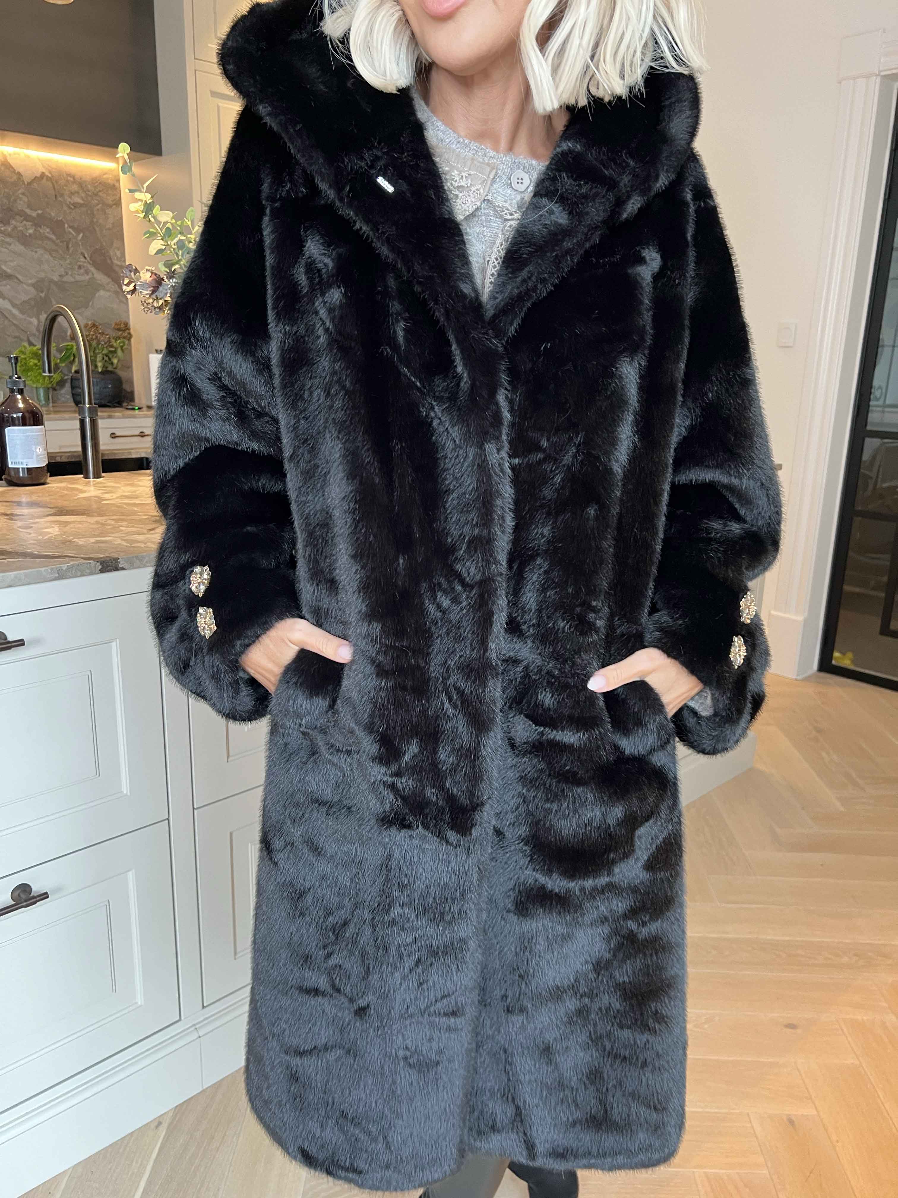 Brenda - Lækker blød faux fur frakke med stor hætte
