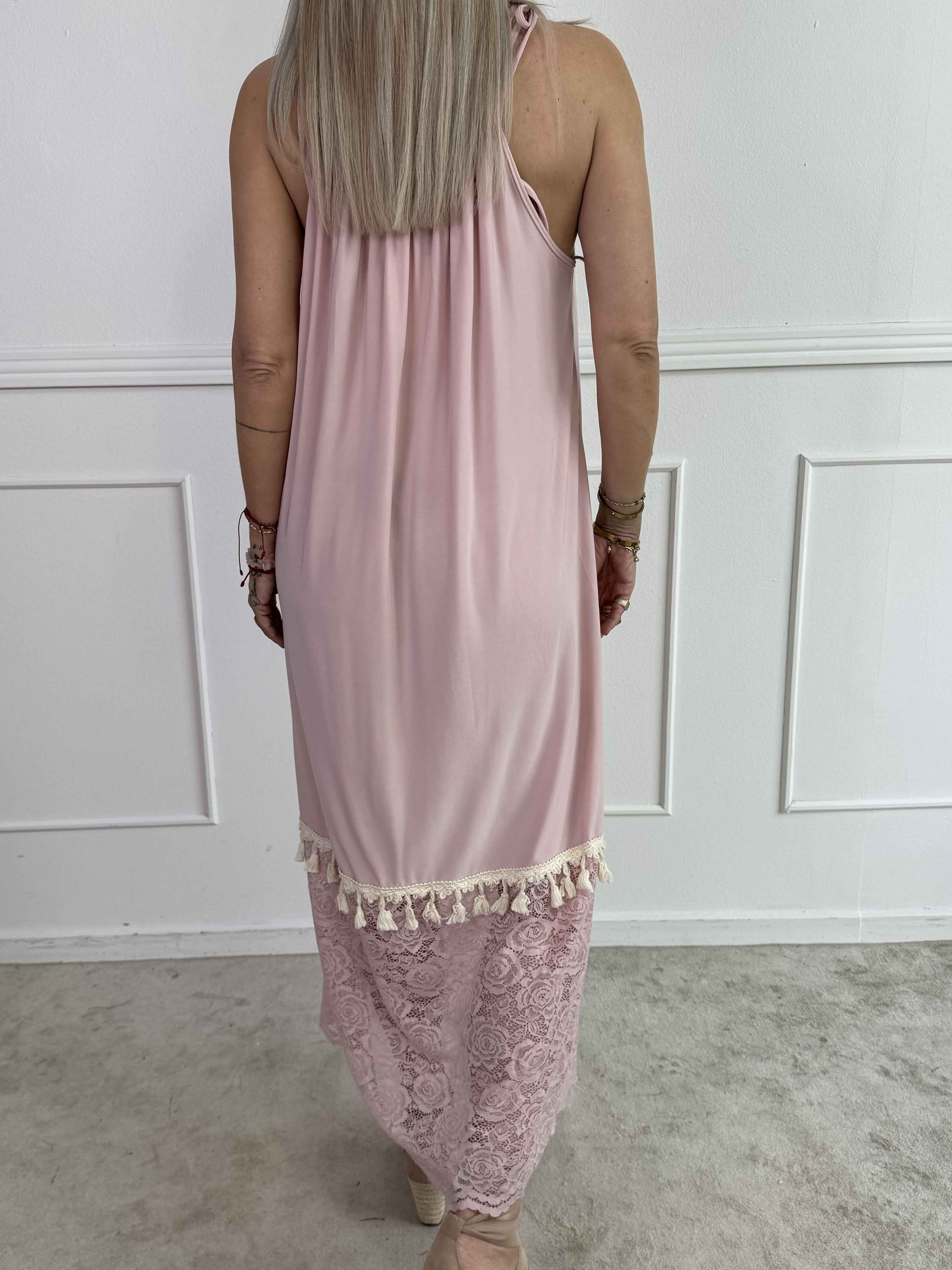 Willow - Lang elastisk kjole med blonde forneden