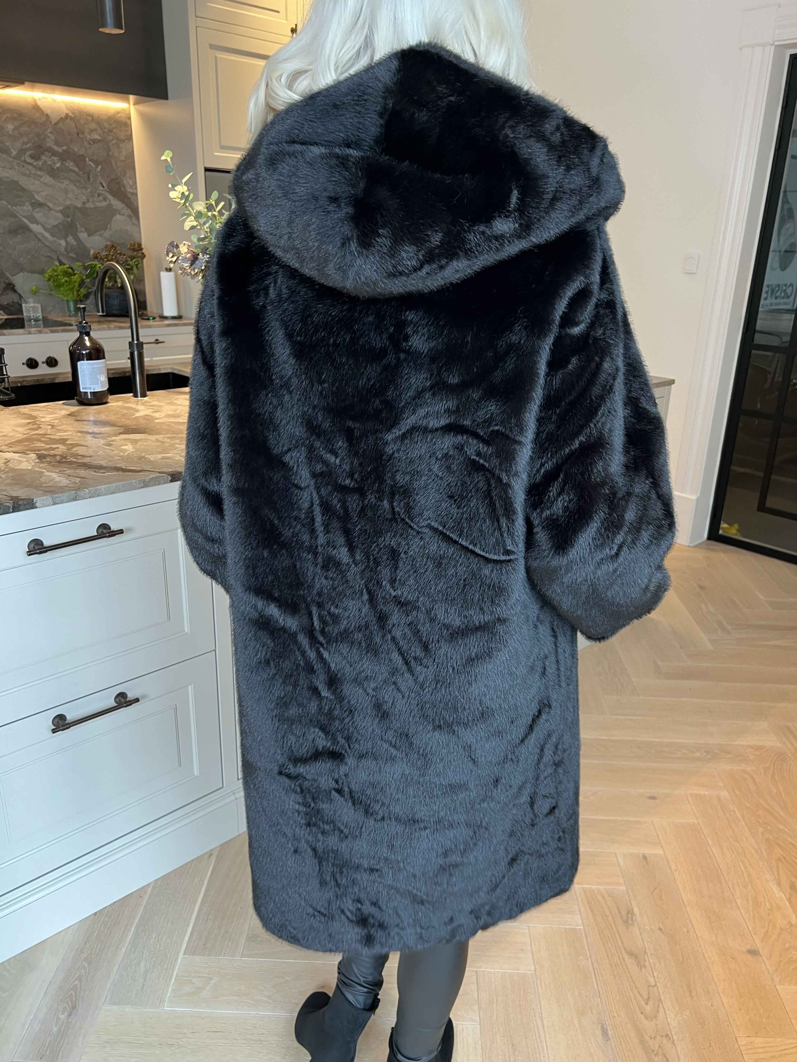 Brenda - Lækker blød faux fur frakke med stor hætte