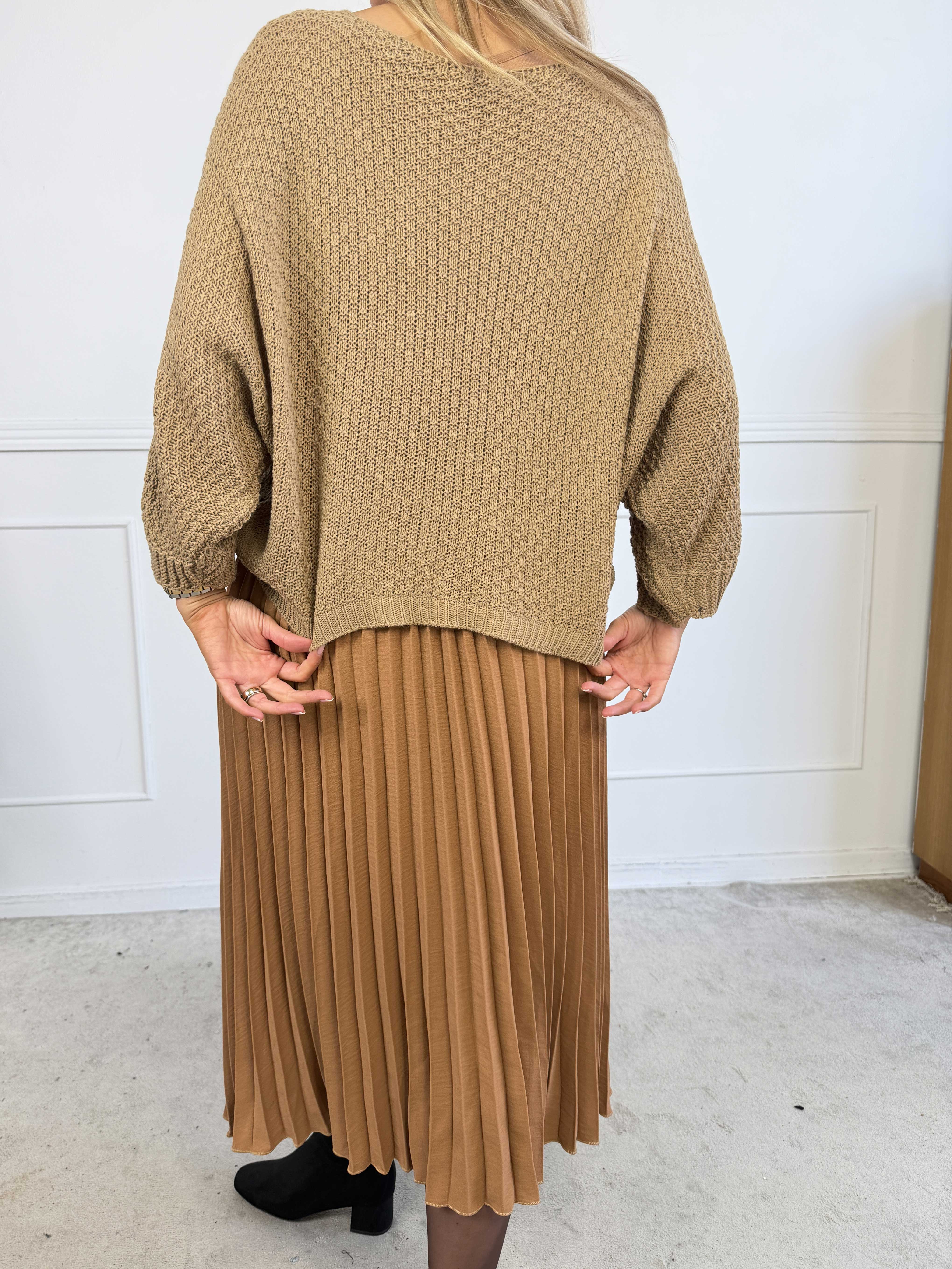 Nanna - Todelt plus size kjole i viskose med plisseret underdel og matchende strikbluse