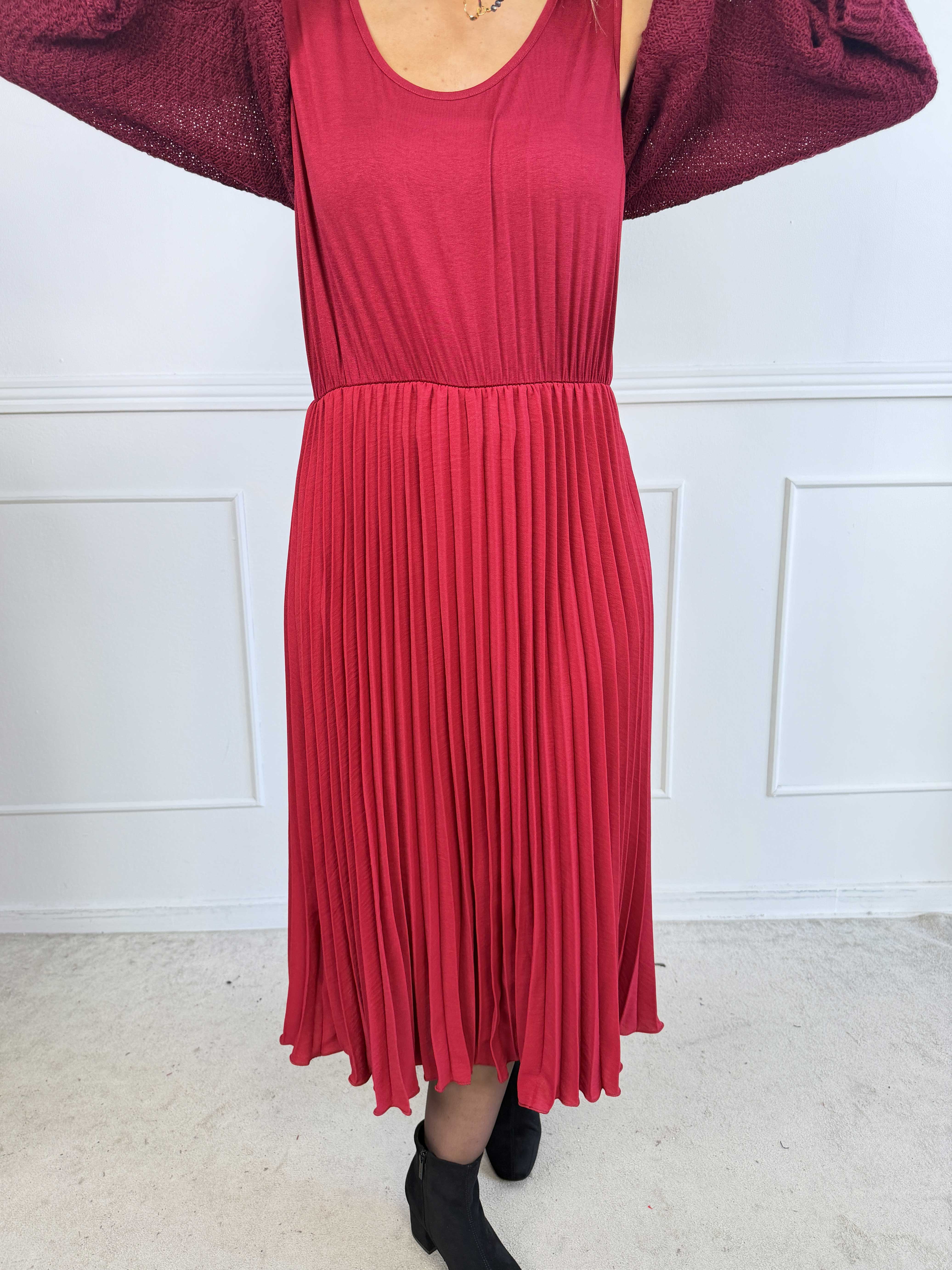 Nanna - Todelt plus size kjole i viskose med plisseret underdel og matchende strikbluse