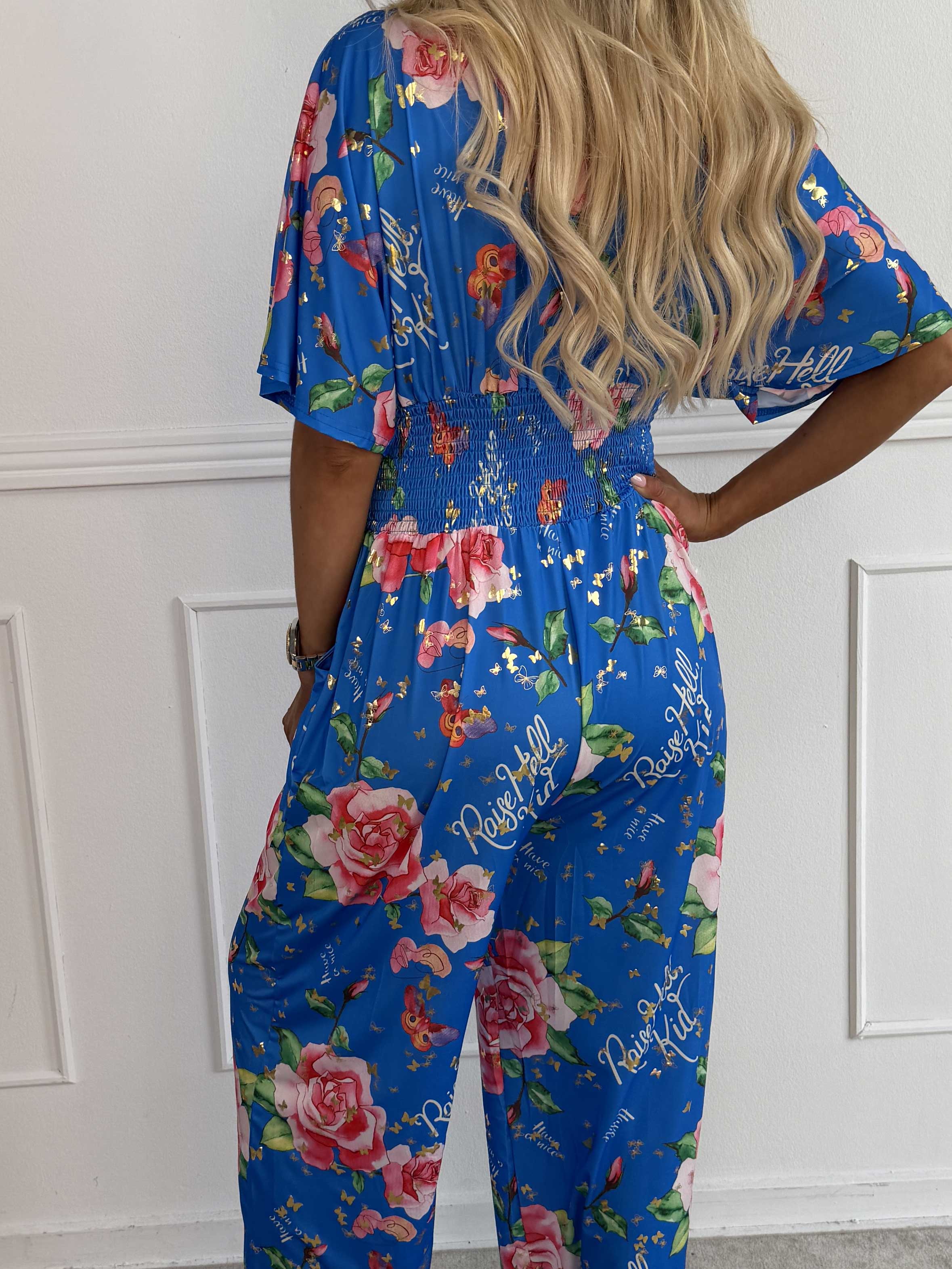 Pams Raise Jumpsuit - Elastisk buksedragt med blomsterr og guldsommerfugle