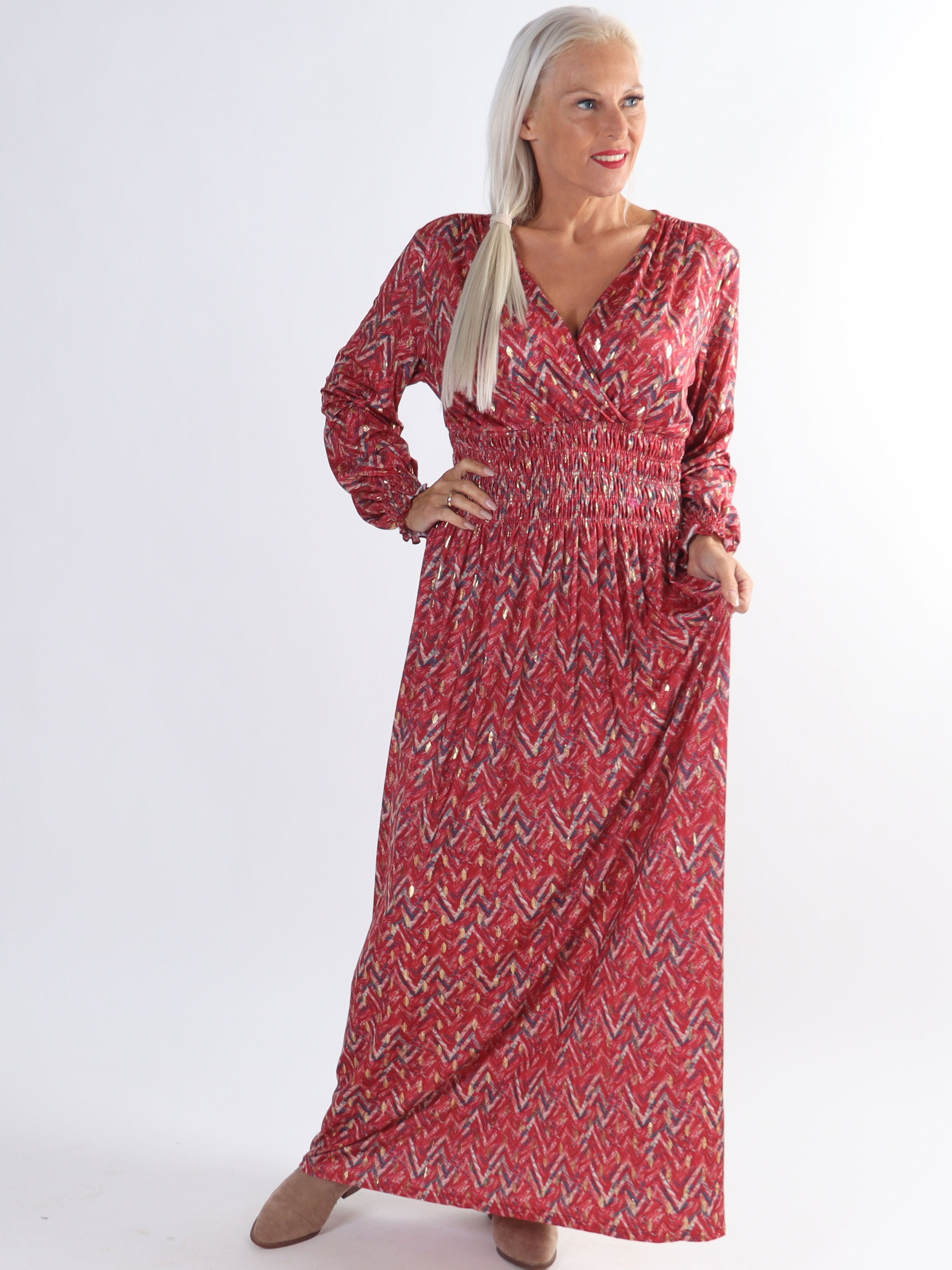 Pams ZigZag L/S - Plus size elastisk kjole i krølfrit stof med lange ærmer